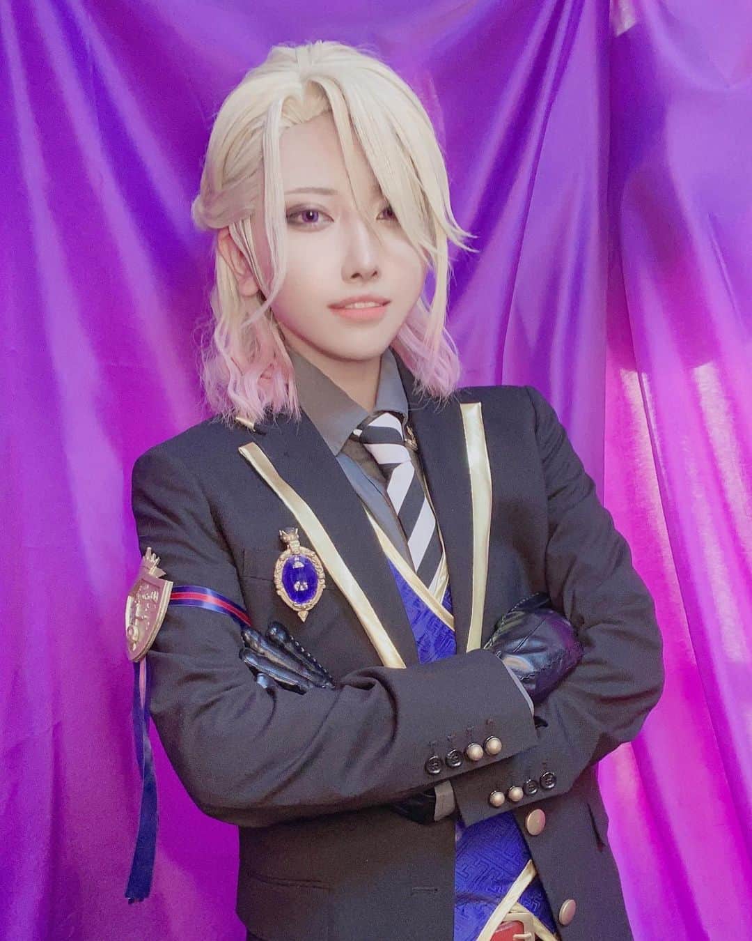 のインスタグラム：「👑✨ #ツイステッドワンダーランド #ヴィルシェーンハイト #twistedwonderland #cosplay #cosplayer #コスプレ #コスプレイヤー」