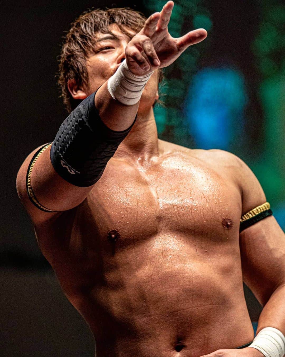 竹下幸之介のインスタグラム：「この手で掴み取るで。  📷 @taigaphoto_aew  #素晴らしいお写真ありがとうございます #拝借します #wrestling #workout #muscle #training #motivation #ファッション #boys #プロレス  #ddtpro #竹下幸之介」