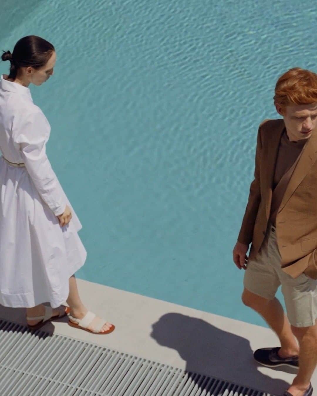 サントーニのインスタグラム：「Pure, simple poolside elegance.  #Santoni #makersofbeauty #SantoniSS20 #madeinSantoni」