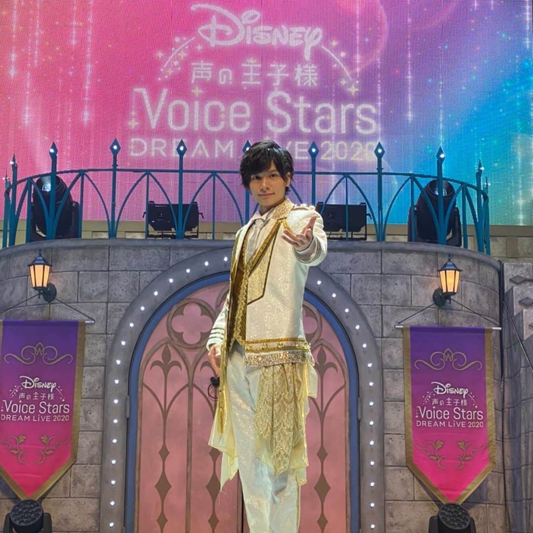 小澤廉のインスタグラム：「👑Disney 声の王子様 Voice Stars Dream Live 2020👑  ご覧頂いた皆様！ 本当にありがとうございました！  夢の時間！人生の宝物ができました！  僕達のライブを見て皆様の生きる糧になれていたら幸いです！  また王子様になれますように！👑✨  #声の王子様ニコ生ライブ配信中  #Disney #声の王子様　#夢の時間　#魔法　#小澤廉　#スティッチ　#アロハエコモマイ　#夏」