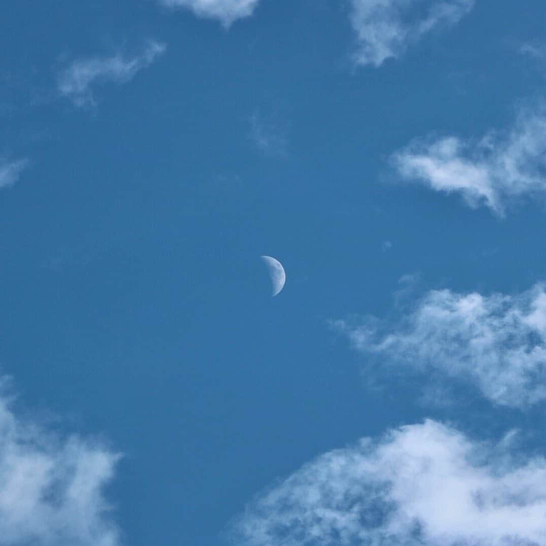 KEINA HIGASHIDEのインスタグラム：「いつかの夕方。 三日月が雲に混じって 浮かんでた🌛  #夏の思い出 #eos8000d」
