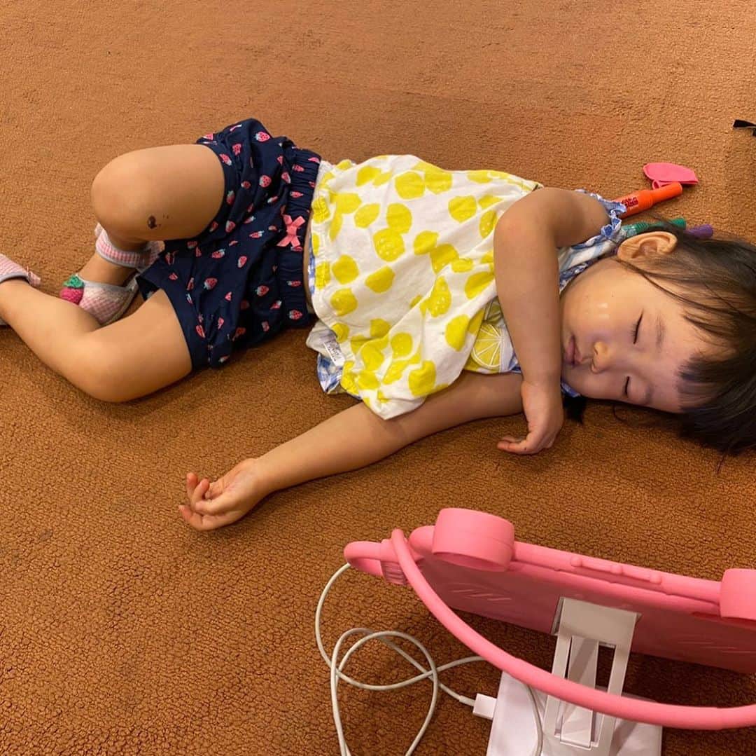 金田朋子のインスタグラム：「バタンキュー（笑） どこでも寝られ急に電池が切れる娘です（笑） 何事にも全力！ 私も全てにおいて全力で頑張ろう！ #千笑 #森渉 #金田朋子 #家族 #family #子供 #娘 #kids #がんばろう」