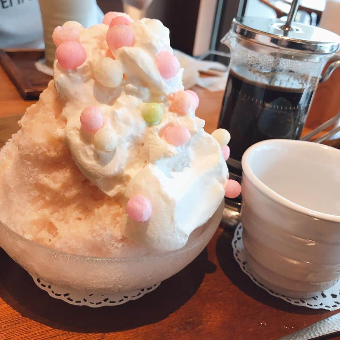 大湯みほさんのインスタグラム写真 - (大湯みほInstagram)「……… この夏🍧ずーっと食べたかった✨かき氷✨🥺💓 ・ しかも…ピーーーーーーチ🍑🍑🍑🍑🍑🍑🍑🍑🍑🍑🍑🍑🍑🍑🍑中にも桃のアイスクリームが入ってて、天然桃の果汁たっぷりのシロップに、ほわほわホイップと自分でトッピングできる✨🍬あられ🍡✨がとっても可愛いかった💓 ・ 築地場外でお寿司🍣も久しぶりに食べれて、夏休み気分満喫しましたぁ😌✨🍻🌊🐠✨ ・ #summer #vacation #specialday #memorys #tsukiji  #cafe #sweets #sushi #nukazuke #japanese #traditional #food」8月23日 21時22分 - nukazukemiho0320