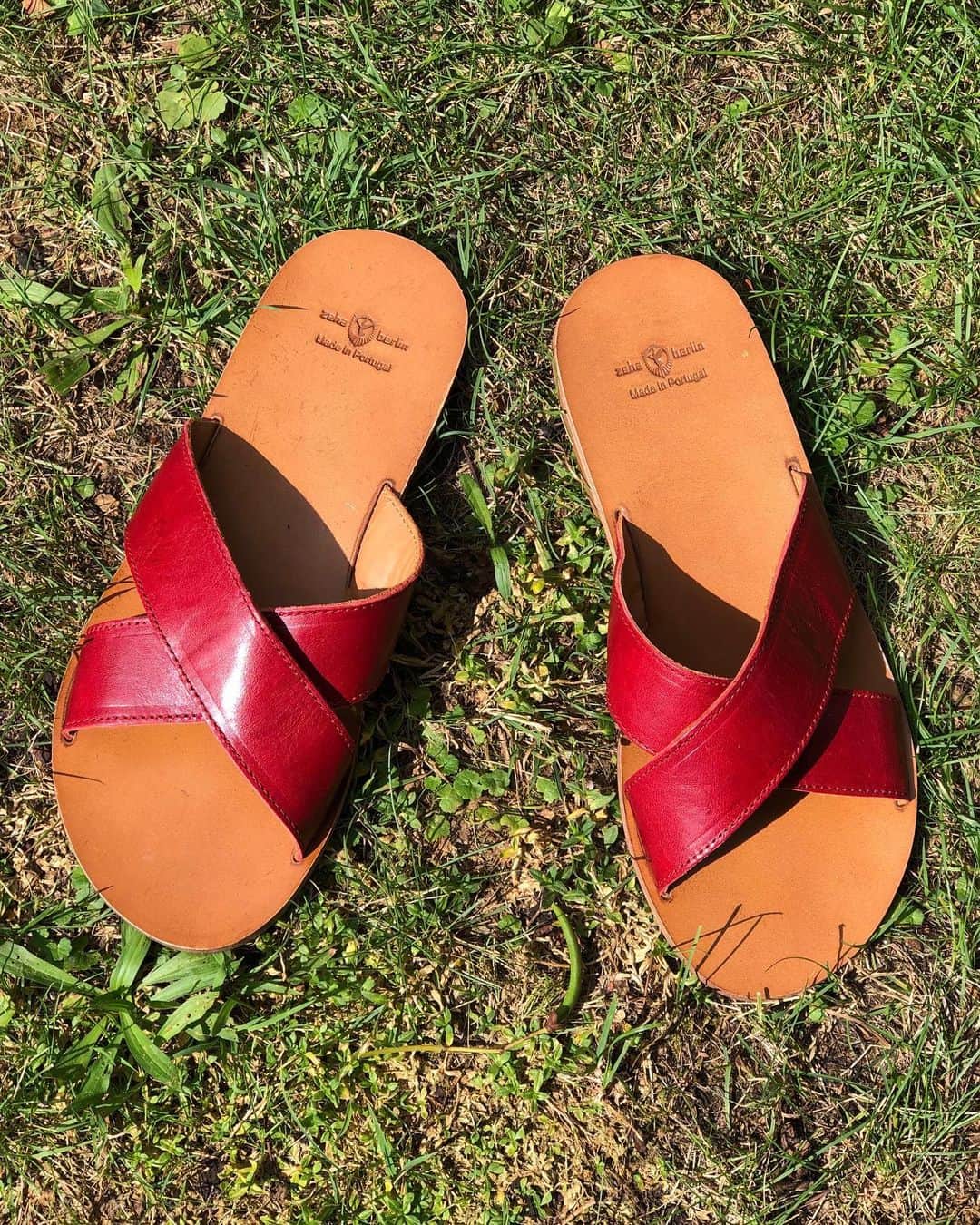 ツェハさんのインスタグラム写真 - (ツェハInstagram)「WE ❤️ VACANZE ☀️ Discover the Urban Classics Collection for Men NOW on line #zeha #zehaberlin #männersandalen #sandalen #schuhe #slipper #footwear #scarpeuomo #sandalen #sandali #sabbia #sand #heritage #vintage #newretro #pantone #classicshoes #mensfashion #red #summer #sandals #heritage #mensshoes #beige #trend2020 #summervibes #elegance #menshoes #summer2020 #estate2020」8月23日 21時17分 - zehaberlin