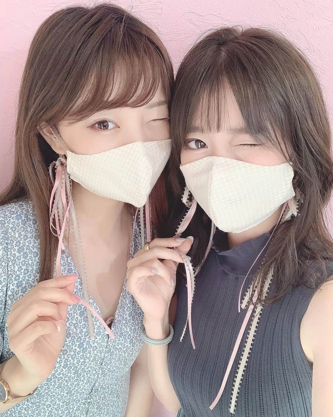 Kanaのインスタグラム：「ㅤ ㅤ ロメ( @lometokyo )に行ってきた⛪️💓 ㅤ ㅤ ㅤㅤㅤㅤ 今回もようすけさん( @_yosuke_o )に 素敵に仕上げていただきました✌🏻❣️ ㅤ ㅤㅤㅤㅤ カラーは前回と同じオリーブグレージュに 今回はベージュも入れていただきました🌿🤍 ㅤ 良い色だ〜可愛すぎる🥰 ㅤ ㅤ ありがとうございました♡ ㅤ ㅤ ㅤ ㅤ ﻿ㅤ 1枚目で付けてるお揃いのマスクは みーずんちゃんの手作りだよおおお 天才的可愛さ🥺💭🎀💘 ㅤ ㅤ ㅤ ㅤ あと今日ロメで フォロワーさんとたまたま時間被って お会いできたの！😳💗 カラー中でオールバックだったけど() 嬉しかったな〜〜🥺💕 ㅤ ㅤ ㅤ ㅤ ㅤ ㅤ ㅤ #原宿美容院 #表参道美容院 #表参道美容室 #原宿美容室 #ロメ #lome #lomé #ミディアム #ミディアムヘア #ヘアカラー」