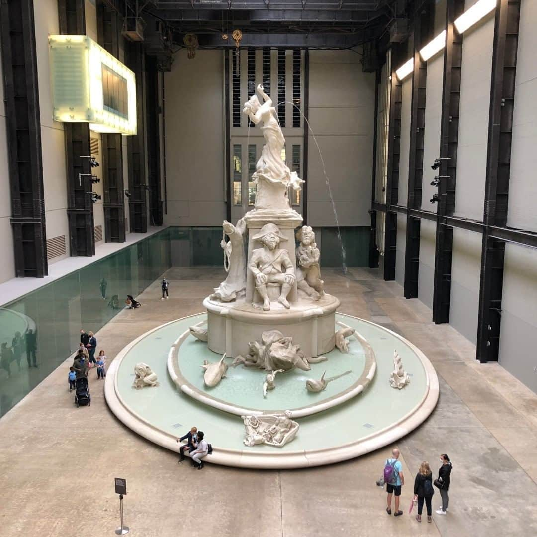 サザビーズさんのインスタグラム写真 - (サザビーズInstagram)「Next up for your #staycation motivation, Modern & Contemporary African Art Specialist @hannah_o_really shares her must-see from @tate Modern.   Kara Walker’s 'Fons Americanus' is a 13-metre tall working fountain in Tate Modern’s Turbine Hall, which was unveiled earlier this year. The artist is best-known for her harrowing vignettes of violence and trauma taken from the history of the American South, that invite questions regarding the nature of representing race in America. Her version of the Victoria Memorial, the monument to the British Empire in front of Buckingham Palace, replaces elements of the original with stinging, site-specific details that confronted the legacy of the transatlantic slave trade.   #SothebysStaycation #SothebysOutofOffice #Tate #TateModern」8月23日 21時30分 - sothebys