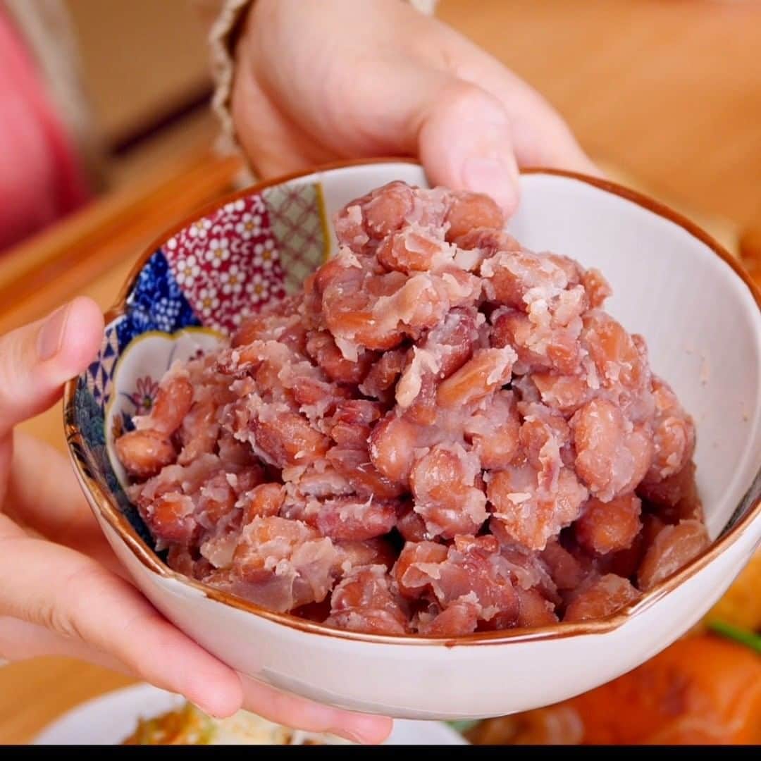 ロシアン佐藤のインスタグラム：「次はお豆の煮物のレシピ！ ギルティ金時豆も良かったらやってみてね👵 （わたしはギルティバージョンがたまらなく好き） 作ったら #ろしめし #ろしぴ つけておしえてちょーだい🙆🏻♥  〜 金時豆の煮物の作り方 〜  ＜材料 4人前＞ 金時豆 200g 砂糖 100g 塩 小さじ1/3  ＜手順＞  1. 鍋に金時豆と豆の3倍くらいの水を入れ一晩おく。 2. 豆がふっくらしているのを確認したら加熱し、沸騰したらお湯を捨てる。 3. 圧力鍋に豆を移し、豆にかぶるくらい水を入れ、高圧で加圧0分、その後、自然減圧する。 4. 豆をやさしくすくって鍋に入れ、砂糖、塩を加え、ごく弱火で煮詰める。水分が飛び、とろみがつけば完成。  ＜ギルティ化＞  1. スキなだけバターをあえる。  #ろしごはん #ロシアン佐藤のレシピ #おなかがすいたらモンスター  #煮物 #煮込み料理 #圧力鍋 #レシピ #料理 #和食 #japanesefood  #料理好きな人と繋がりたい #🍚 #料理上手くなりたい #料理は愛情  #レシピ動画 #料理動画  #japaneats #クッキングラム #recipe #美味しい #おうちごはん #おうち時間 #yummy #foodporn #foodpic #foodiegram」