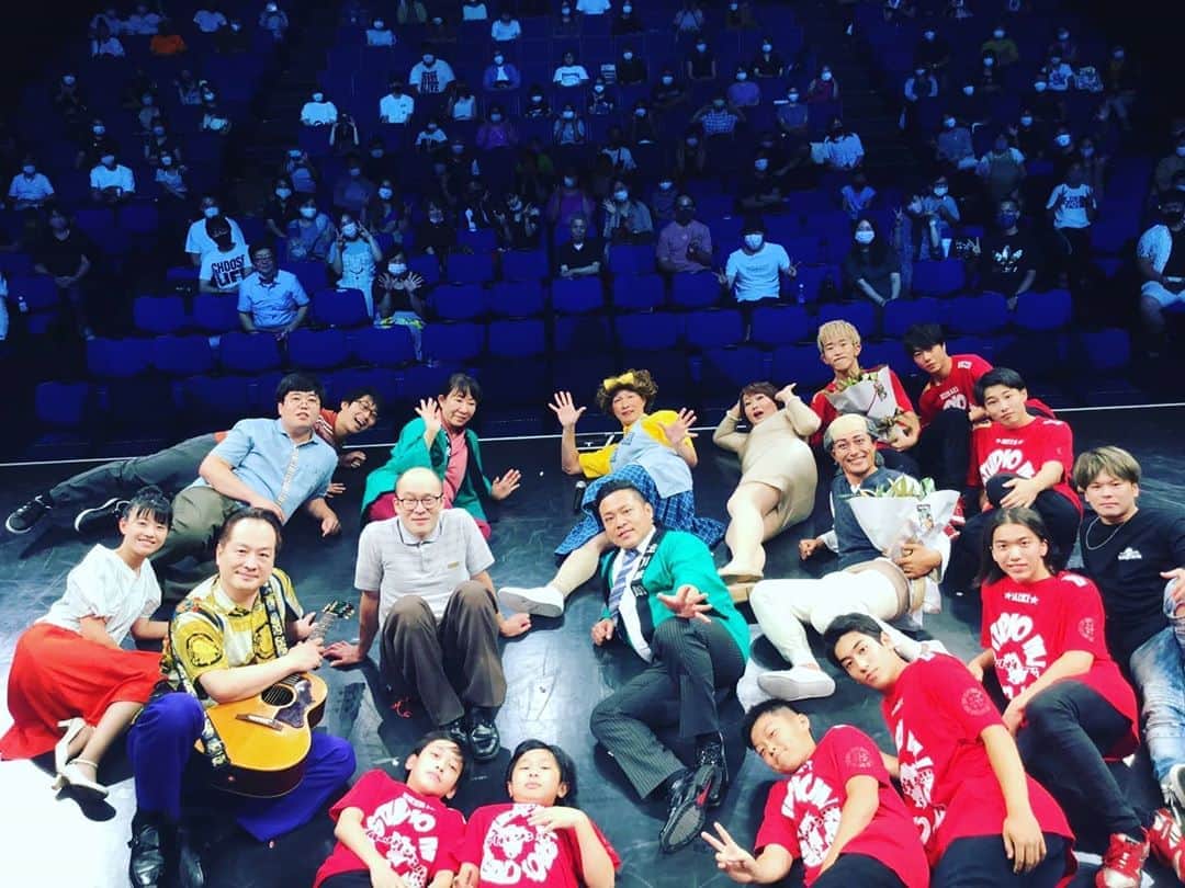 のインスタグラム：「無事に #よしもと福岡大和証券CONNECT劇場 #吉本新喜劇福岡特別公演 終わりました✋ 命懸けでお越し下さった皆さん本当にありがとうございました🙏 福岡の色んなパワースポットへウォーキングしに行きましたが、皆さんの笑顔と笑い声が一番のパワースポットだと思いました✨✨ （噛まずにセーフ）」