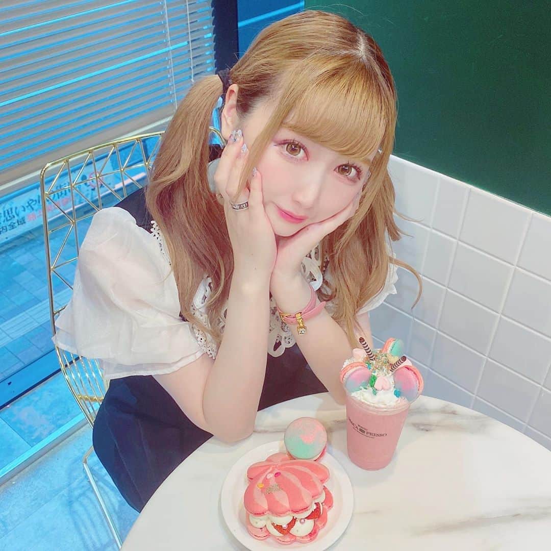 のインスタグラム：「新大久保にあるマカロン専門店💓 かわいいスムージーもあるしマカロン可愛すぎるし、沢山人いて人気なお店だった₍ᐢ⸝⸝›&nbsp;̫&nbsp;‹⸝⸝ᐢ₎ * * #マカプレッソ #macapresso #macaron #shinokubo #マカロン #マカロン専門店 #トゥンカロン #新大久保 #新大久保カフェ #韓国カフェ #韓国風カフェ #自撮り女子 #自撮り #被写体 #メイド #コンカフェ #アイドル #地雷 #地雷女 #メンヘラ女子 #量産型 #韓国ファッション #美男美女と繋がりたい #お洒落さんと繋がりたい#japanesegirl #maid #followforfollowback #いいね返し #フォローミー」