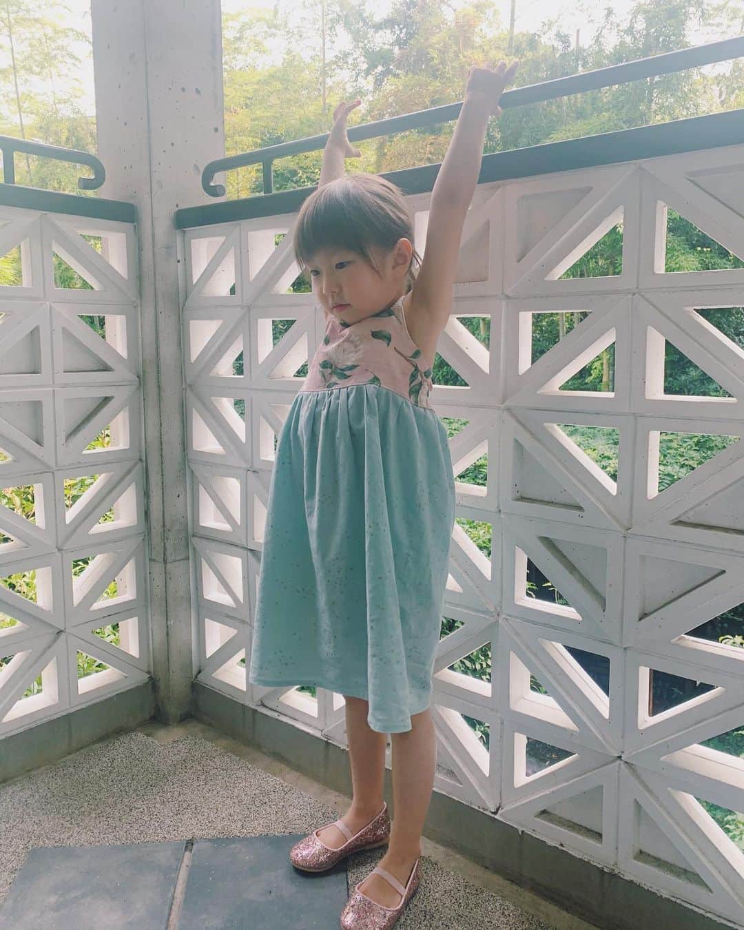 坂本美雨さんのインスタグラム写真 - (坂本美雨Instagram)「女の子のワンピースはほんとにたのしい。 ハワイで愛を込めて丁寧に作られているワンピースやラッシュガードがこの夏から日本でも手に入るようになりました。 限りある少女時代をたくさん彩ってほしい。 @nananamoe7」8月23日 21時25分 - miu_sakamoto