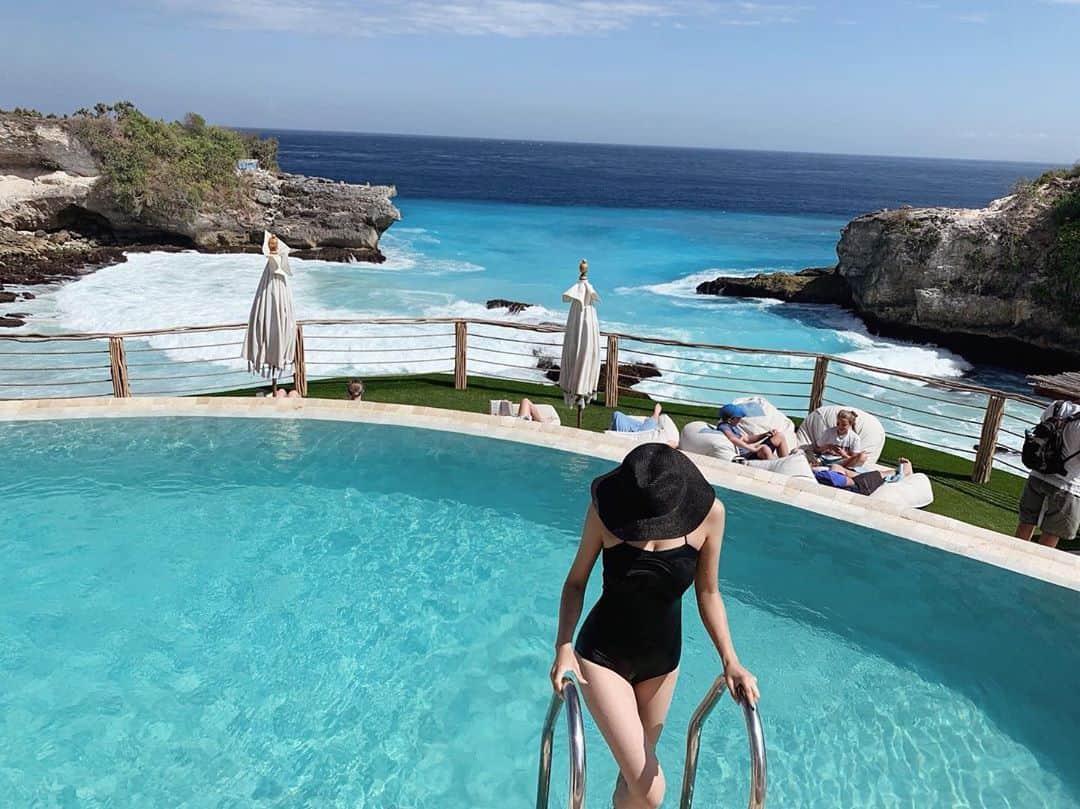森山菜々のインスタグラム：「.﻿ 🎞🏝🚿﻿ ﻿ この場所、また行きたいな。﻿ 2枚目はNOフィルター。綺麗すぎ...🎞﻿ ﻿ つぎ行けるのはいつになるんだろう💭て思いながらカメラロールを眺める毎日だね👜﻿ ﻿ #throwback﻿ #bali﻿ #lembongan」
