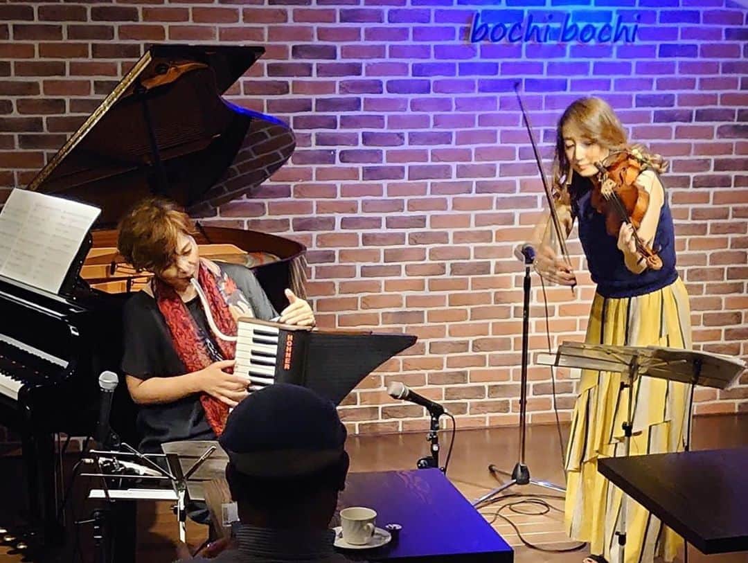 牧山純子さんのインスタグラム写真 - (牧山純子Instagram)「クラビオーラとバイオリンの初デュエット🎹🎻由美子さん、素敵な機会をありがとうございました！この2つの楽器の作り出すサウンド、もっとたくさんの方にお聴きいただきたいなぁ😊 #クラビオーラ #バイオリン #claviola #violin #デュエット #duo」8月23日 21時27分 - junko.violin1202