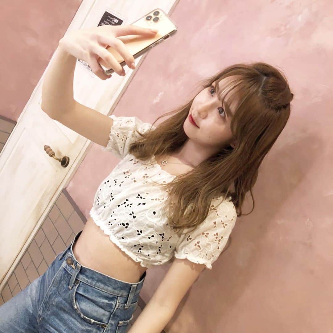 のインスタグラム：「．  ピンクの壁が可愛くて自撮りしてたところを 友達が撮ってくれてました😂🤍  2枚目はいつものふざけてる顔✌️  今日も #あいぽち お願いします☺︎  #ミス学習院#ミス学習院コンテスト#ミスコン#学習院大学#フレンチガーリー#ガーリーコーデ」