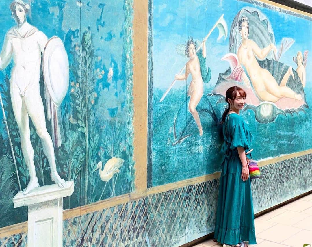 島川未有さんのインスタグラム写真 - (島川未有Instagram)「壁画とワンピース👗の色がシンクロ✨ 貝のヴィーナスの家。 イタリアのポンペイにあるそうな。 10年くらい前にポンペイは行ったけどその時見たような見てないような…もう記憶が曖昧🤔 イタリア行きたい、ヨーロッパ行きたい🤣  #大塚国際美術館#海外旅行好きな人と繋がりたい#海外気分#ポンペイ#貝のヴィーナス#ゴジカル#四国放送#アナウンサー#アナウンサーコーデ#snidel#ロエベ#loewe#ロエベバッグ#徳島観光#マイクロツーリズム#徳島#イタリア旅行」8月23日 21時29分 - miyu_shimakawa