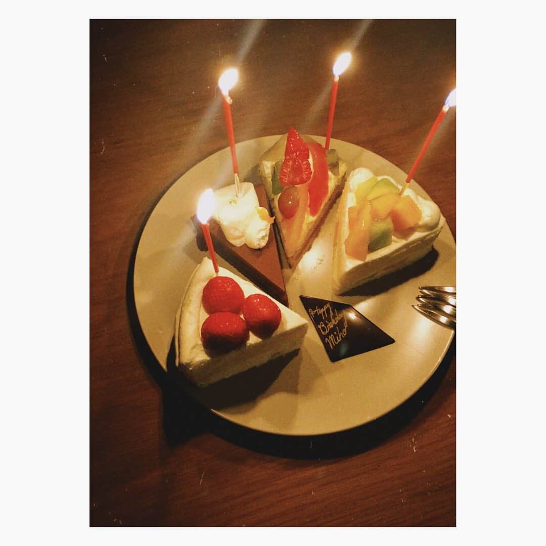 野尻美穂のインスタグラム：「36歳になりました。 あっという間の誕生日だったけど閉店間際にケーキ買いに行けて満足😌🎂 ちなみに今日は結婚記念日な事も忘れてたよ😂 色々あるけど、でも、かけがえのない家族が増えて良い年です👶🏻毎日助けてくれる旦那さんにも本当に感謝です🤍  #私ほぼ3個w #0823」