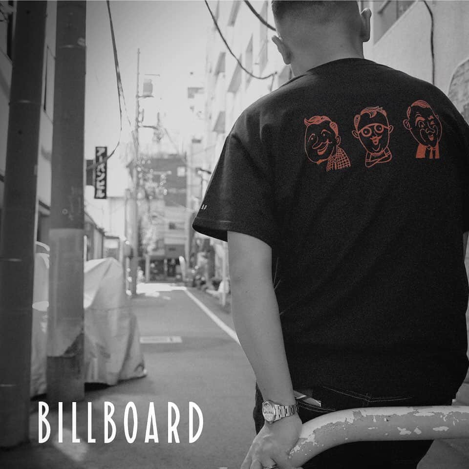 のインスタグラム：「••• サインペインター界のパイオニアとして有名な「NUTS ART WORKS」が手掛けるアパレルブランド”BILLBOARD”がDRESSKINに登場。「NUTS ART WORKS」は、1900年前後の手描きのサイン・ペイントを得意とし、数多くのショップサインやブランドのグラフィックを手掛け、メンズグルーミングブランド「COOL GREASE SUPERIORE」のパッケージデザインも彼によって生み出されている。さらに今回は、両ブランドのコラボTシャツをDRESSKINにて限定販売しておりますので是非ご覧ください。 ••• DRESSKIN🎩 Men's grooming online store🤵🏻 https://dresskin.com ⇨プロフィールからご覧ください👀 🌏For international customer ⇨https://global.dresskin.com✈️ ••• #coolgreasesuperior #nutsartworks #billboardprinting #dresskin #menshair #mensgrooming #pomade #gentleman #barber #barbershop  #クールグリーススペリオーレ #ビルボード #別注 #ドレスキン#メンズコスメ #メンズグルーミング #美容男子 #シェアコスメ #メンズヘアスタイル #バーバーショップ #バーバースタイル #バーバーアイテム #フェード #ポマード」
