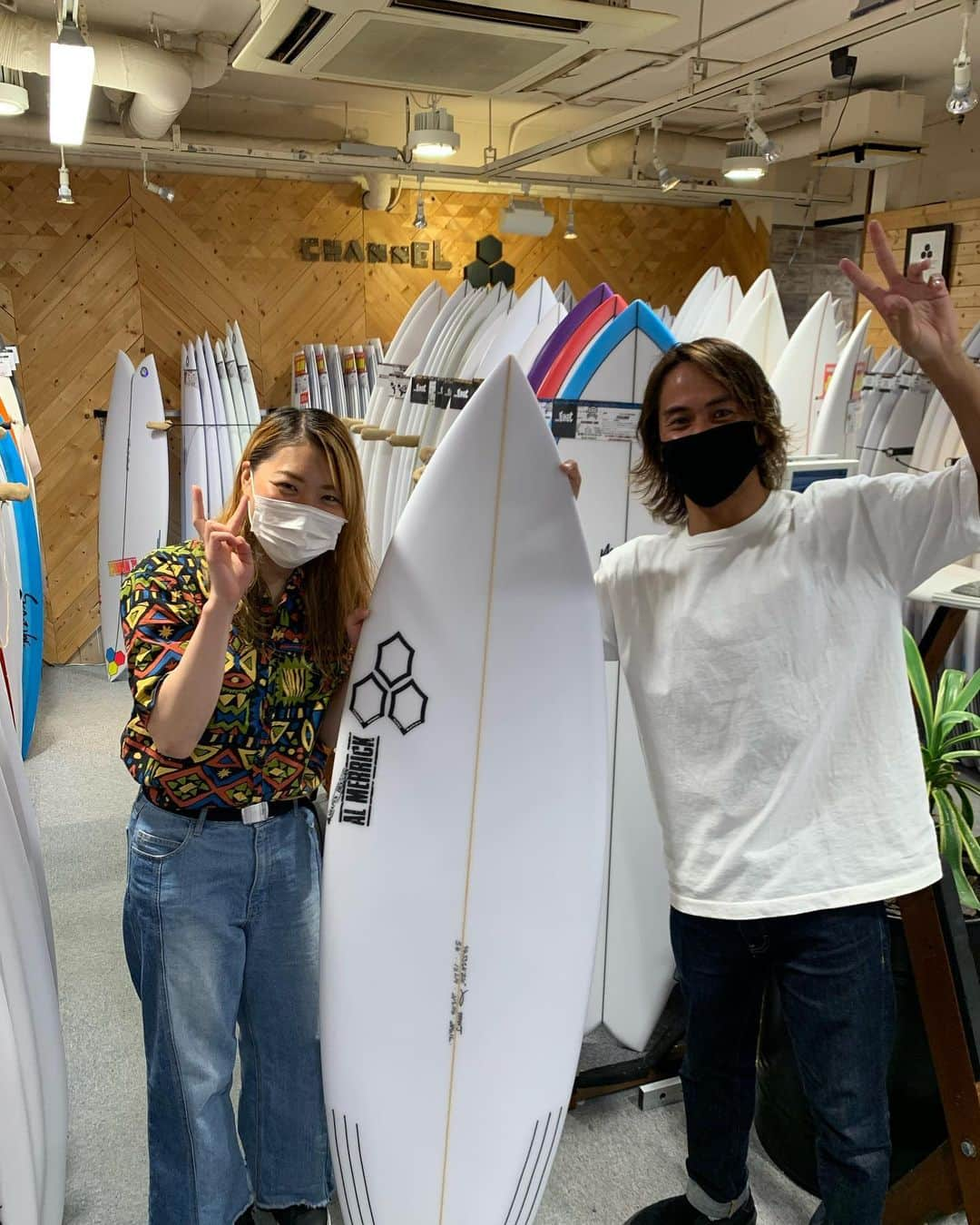 大江光さんのインスタグラム写真 - (大江光Instagram)「🏄🏻‍♀️ 最高の先生に 夏の楽しみ方教わってきました。 ありがとうございました‼︎ . . . Thank you for teaching me so kindly. @natsukisasako  . . . #夏　#海　 #chanelislands  #雪山は任せてください #burton」8月23日 21時37分 - hikaru3.83