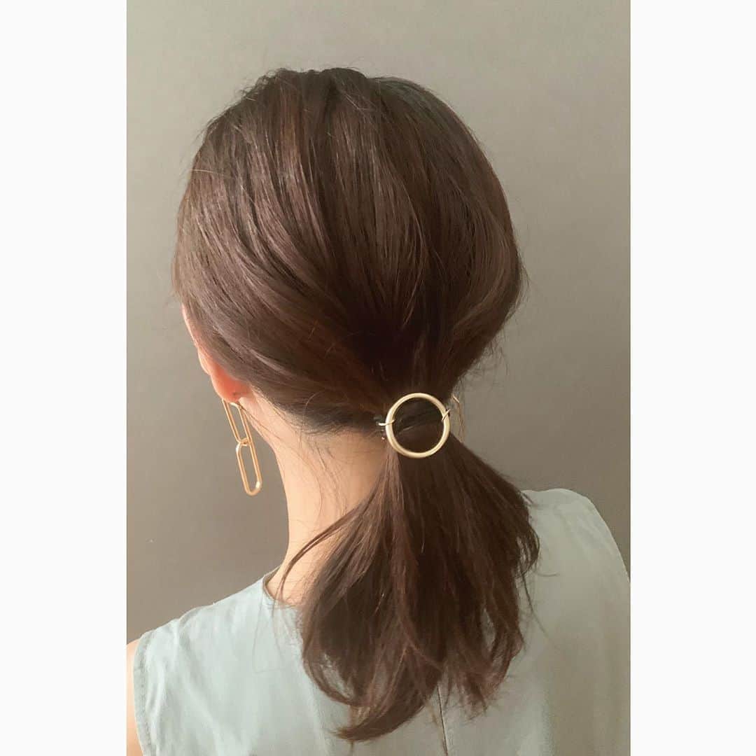 乙黒えりのインスタグラム：「ざっくりHair style . 子供が夏休みでしばらく美容院も行けてないので、最近は髪を一つにまとめてます。 . ストーリーズでご質問頂いたヘアアクセサリーとピアス&他に買ったものについて。 昨日はヘアアクセもピアスも @queen.lupis のもの 超プチプラでいいんです。 なんせ安すぎて送料無料(2200円以上だったかな)にするまでにポチってもポチっても、ならないw マートのライターさんともそんな話をしてたくらい😂 三枚目までこれ全部買ってやっと送料無料になった💦😁 . 髪は全体をゆるっと巻いてざっくりまとめます！ THE O型女子！  #オーバルフープピアス (o812)#ルピス  #ヘアアクセ#消耗品#娘も一緒に使ってる #ピアス#プチプラ #プチプラアクセサリー #ヘアアレンジ #全然アレンジしてなかった #一つ結び #リング#シルバー#ゴールド #accessory #hairaccessories  #gold#silver#ママヘア」
