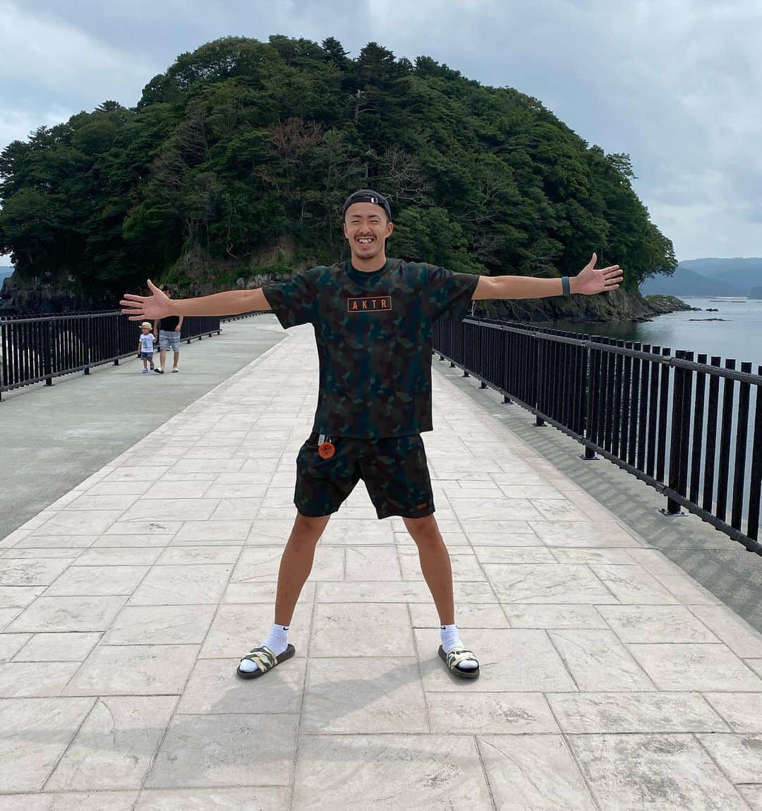 のインスタグラム：「宮城にも良いところが沢山✨ これから色々なところに行きたいな☺️  そして後ろの島と同化している僕が着ているのがずっとお世話になっている #AKTR さんのカモフラ柄セットアップ🦆 アクターのカモが大好きなのです🦆 いつも最高にかっこいい🔥 要チェックです💯  #仙台89ers  #南三陸町 #AKTR」