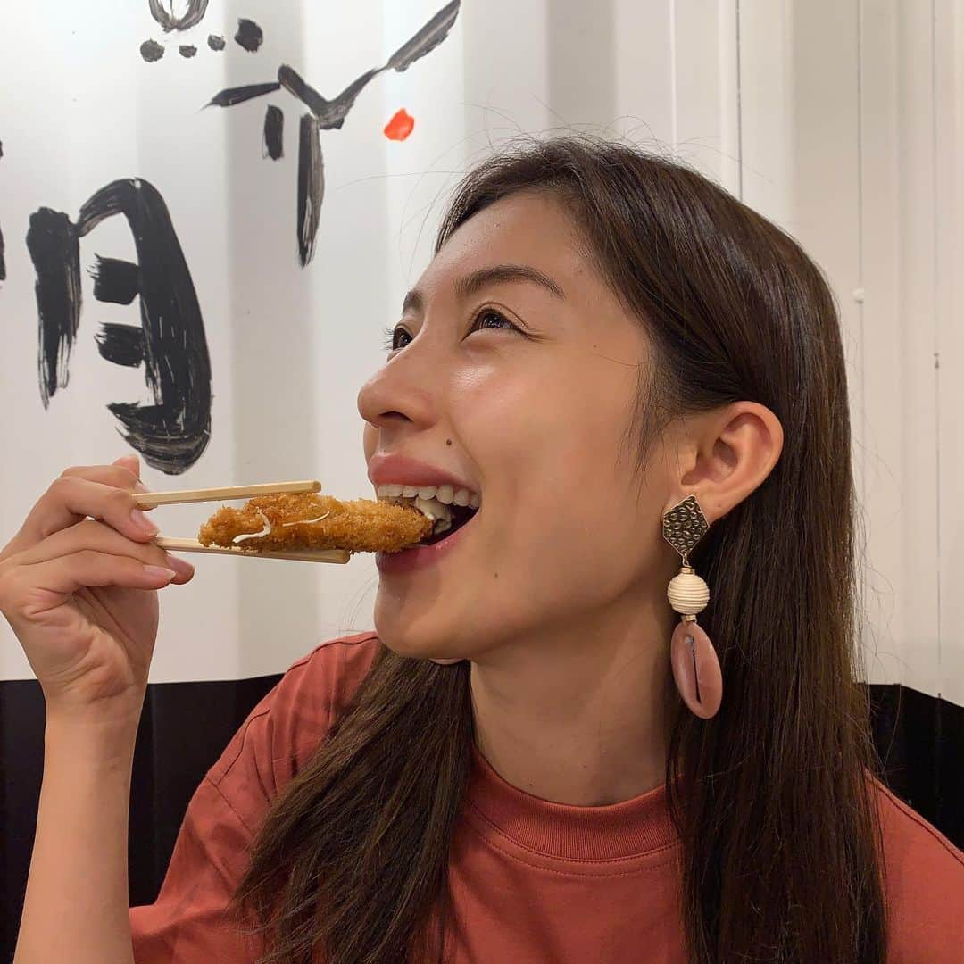 橋本聖子さんのインスタグラム写真 - (橋本聖子Instagram)「#小田原ランチ 🍴 美味しいランチを求めて、JR東海道本線早川駅にある #漁師めし食堂 へ🐟❤️ . #海鮮丼 と #おこぜ の定食✨ お魚のフライもついてて豪華なランチ🌟 新鮮なぷりっぷりのお刺身と、甘く煮付けてあるおこげがとても美味しかったです🤤🤤🤤 . あと、漁師汁がめちゃくちゃくまかったぁあああああ！！！！！ . 久しぶりに釣りもしたくなって、近くで釣りしてるおじさん達を覗いて帰りました😂🙌 . #雨がすごすぎてびしょ濡れになりました #ユニクロで服を買って着替えた服です  #長靴履いてた意味だった  #早川漁港海鮮丼 #新鮮ランチ #箱根ランチ #豪快ランチ #レトロ #pr #トリドリベース  #海鮮丼ランチ」8月23日 21時43分 - _seikohashimoto