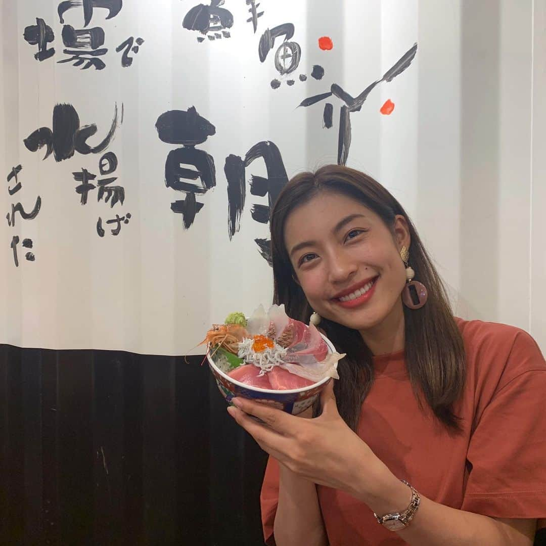 橋本聖子さんのインスタグラム写真 - (橋本聖子Instagram)「#小田原ランチ 🍴 美味しいランチを求めて、JR東海道本線早川駅にある #漁師めし食堂 へ🐟❤️ . #海鮮丼 と #おこぜ の定食✨ お魚のフライもついてて豪華なランチ🌟 新鮮なぷりっぷりのお刺身と、甘く煮付けてあるおこげがとても美味しかったです🤤🤤🤤 . あと、漁師汁がめちゃくちゃくまかったぁあああああ！！！！！ . 久しぶりに釣りもしたくなって、近くで釣りしてるおじさん達を覗いて帰りました😂🙌 . #雨がすごすぎてびしょ濡れになりました #ユニクロで服を買って着替えた服です  #長靴履いてた意味だった  #早川漁港海鮮丼 #新鮮ランチ #箱根ランチ #豪快ランチ #レトロ #pr #トリドリベース  #海鮮丼ランチ」8月23日 21時43分 - _seikohashimoto