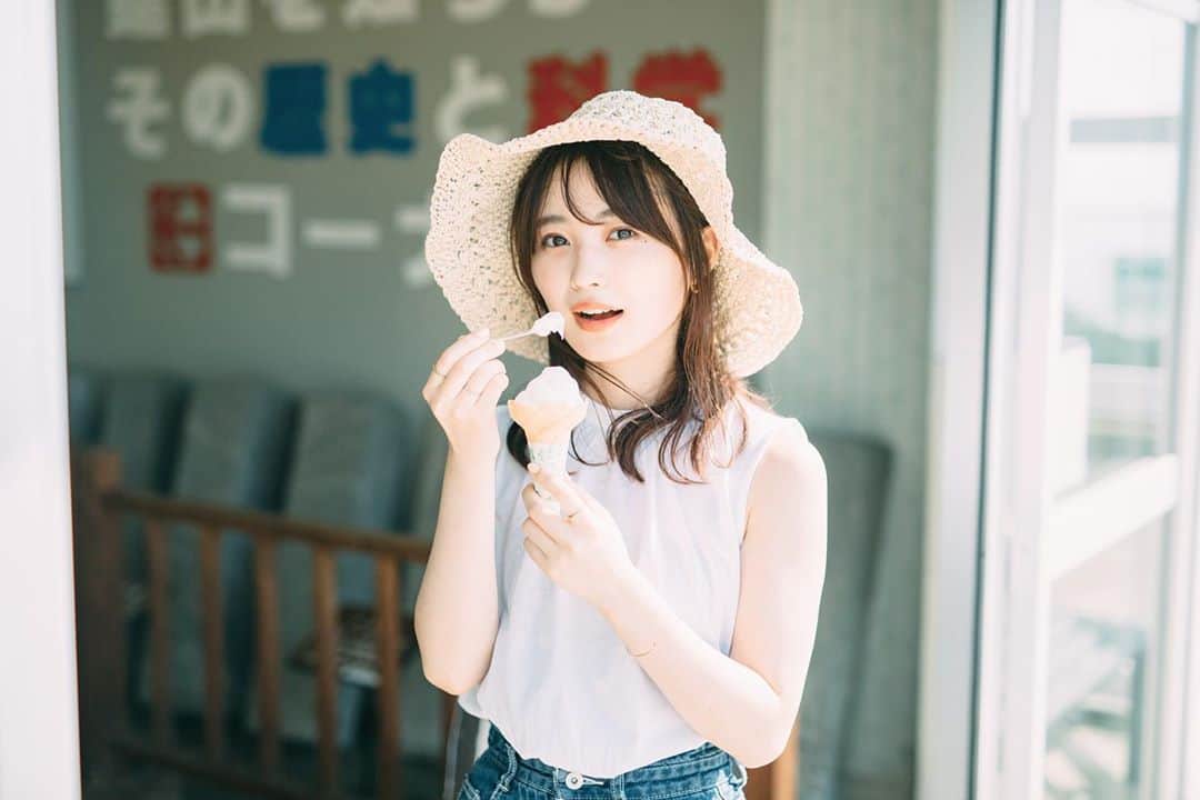 角川友紀のインスタグラム：「𓂃 ﻿ お久しぶりです！🤲🏻﻿ ﻿ 先日千葉県の鋸山に行ってきました⛰﻿ 気温は高かったけど風があったので﻿ 過ごしやすかったです🌬﻿ でも久々の登山だったので…何度も息切れました…﻿ ﻿ そんな中食べたソフトクリームがめっちゃ美味しく感じたよ〜‪🍦‬﻿ っていう写真です！笑﻿ ﻿ ﻿ ﻿ #麦わら帽子#ソフトクリーム﻿ #ハッシュタグが思いつきません」