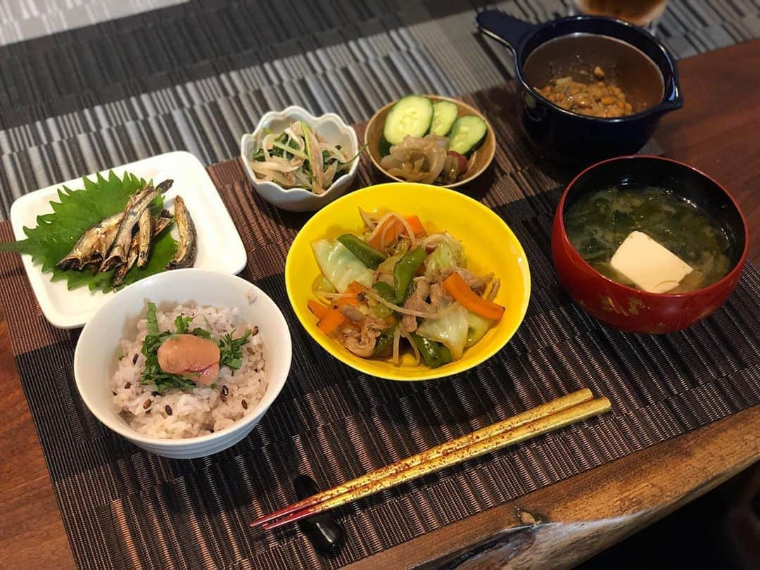 月央和沙さんのインスタグラム写真 - (月央和沙Instagram)「うちの晩ごはん‼️ . #野菜炒め #パクチーと玉ねぎのサラダ #しそ納豆 #にぼしのお酢漬け #ぬか漬け #たらこしそご飯 #わかめと豆腐のお味噌汁 #褒められると #調子にのるタイプです」8月23日 21時44分 - kazusa_tsukio