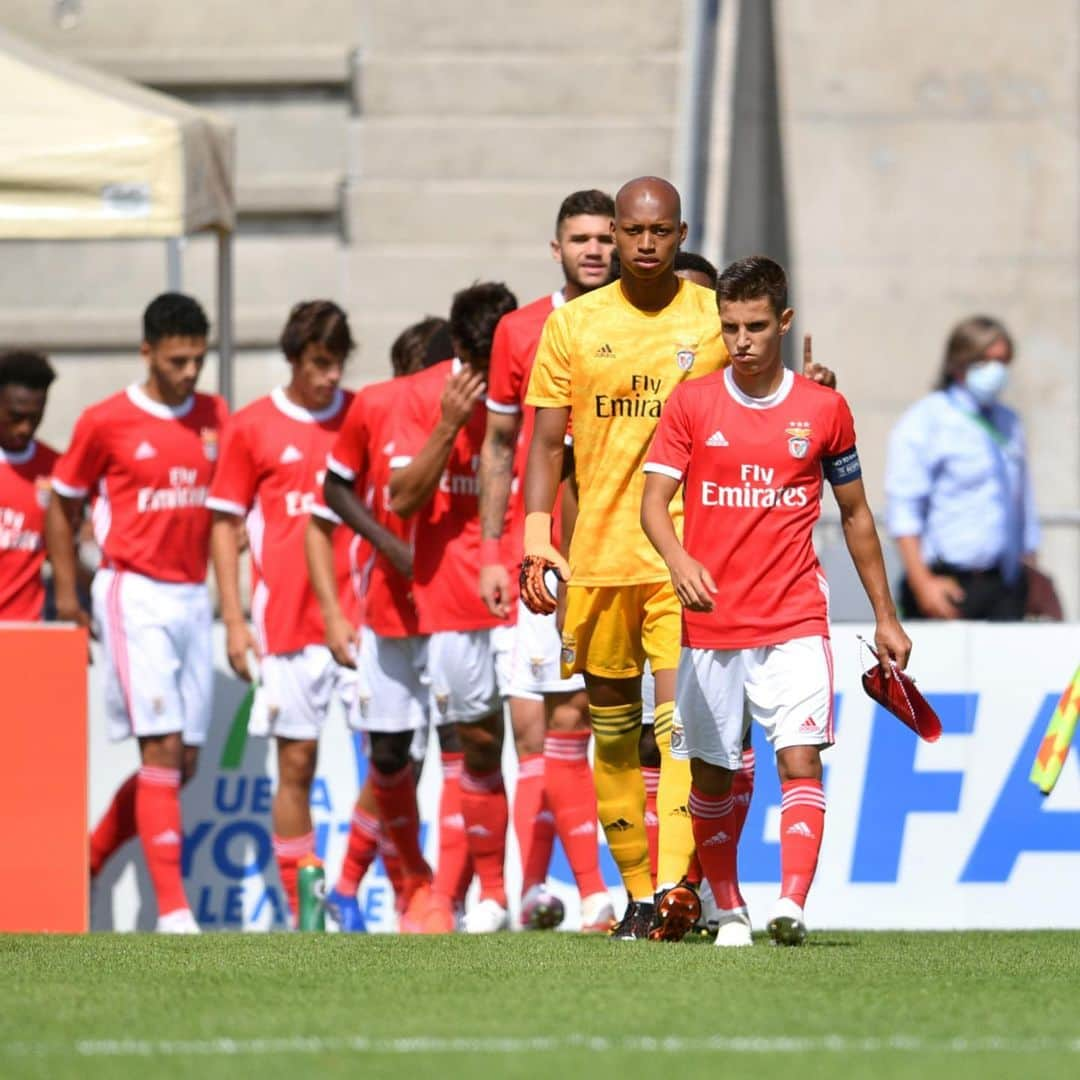 小久保玲央ブライアンのインスタグラム：「Foi ontem,o jogo era muito importante. Ta quase até campeão, vamos trabalhar juntos com meu companheiros…🦅🔴⚪️  昨日は重要な試合でした。 UEFAユースリーグ優勝まで後一試合… 頑張ります！！🦅🔴⚪️ #benfica #pelobenfica #puma」