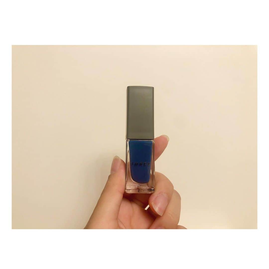 のインスタグラム：「💙 . ようやくネイルできました〜💅 不格好な足でごめんなさい🤣 . 初めてTHREEのネイルを買ってみたんだけど 発色の良さ◎✨しかも乾きやすい！ . わたしは2度塗りしたけど 厚塗り感もなくてこれは違う色も買っちゃう🥺 . #THREE #110 #color #nail  #セルフネイル #足はだんびろで #本当のサイズは #22.8  #だけど幅広くて #23.5か24.0 #Lサイズ 購入してます笑」