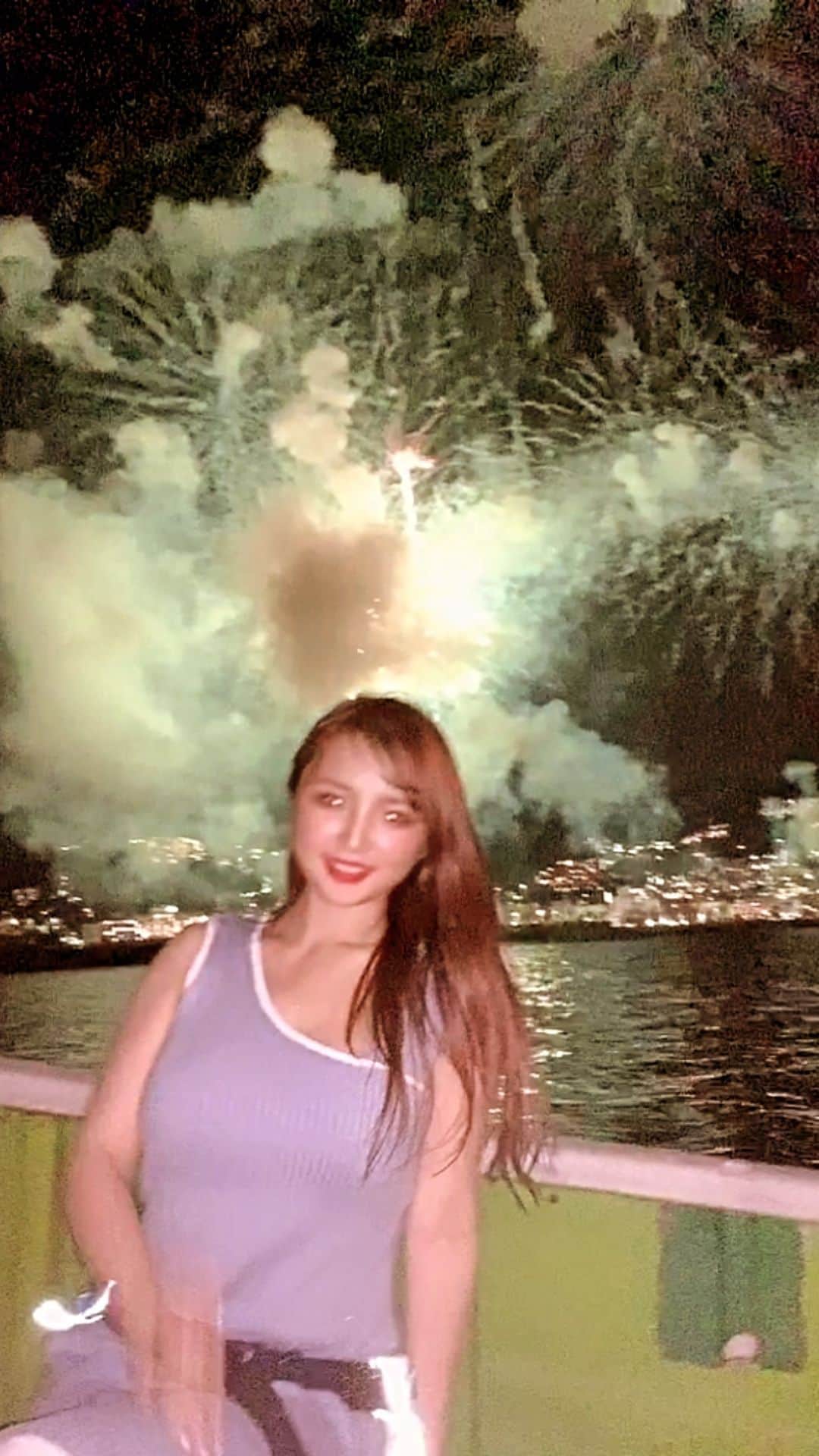のインスタグラム：「Fireworks 🎆  熱海花火大会 貸切で船の上から💕 風が少なくて煙が籠っちゃったけどとても綺麗で最高の空間だったよ🎶」