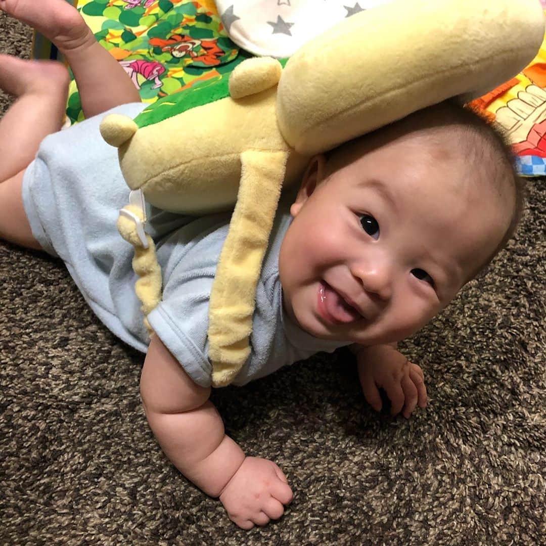川島章良のインスタグラム：「. . .  めっちゃいい笑顔くれた。  カメのクッションでもこれって横からいったら横からは  ゴンってするよね。  まぁ1番きおつけないといけないのは後頭部か。  私が小さい時にくらべると色々と育児グッズが進化してる  #きっぺいくん #あきよしくん #親子写真 #カメ #パパリ #親バカ部」