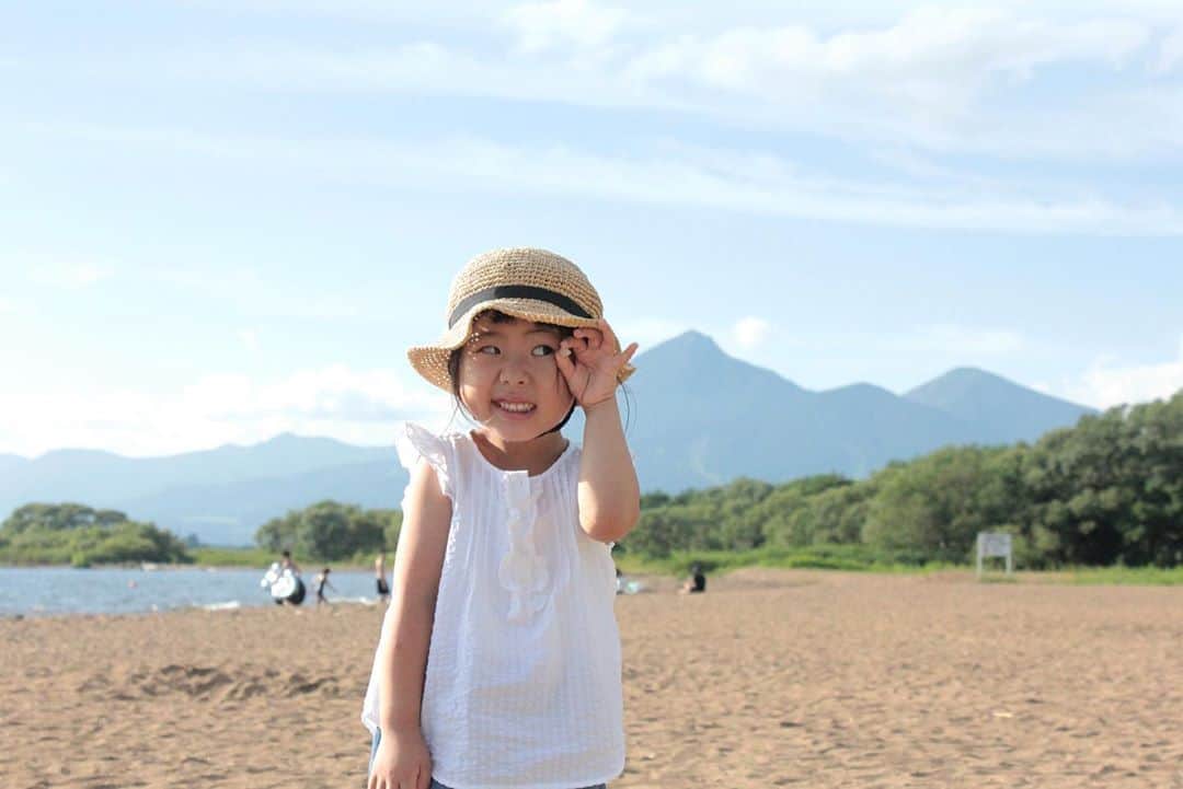 イズミのインスタグラム：「夏休みの思い出 今年はほんとにどこにも行かず せめて、、と思い猪苗代湖へ🌊 滞在時間は短かったけれど 夏を味わえてよかった〜☺️  #夏休み　 #猪苗代湖 #4歳」