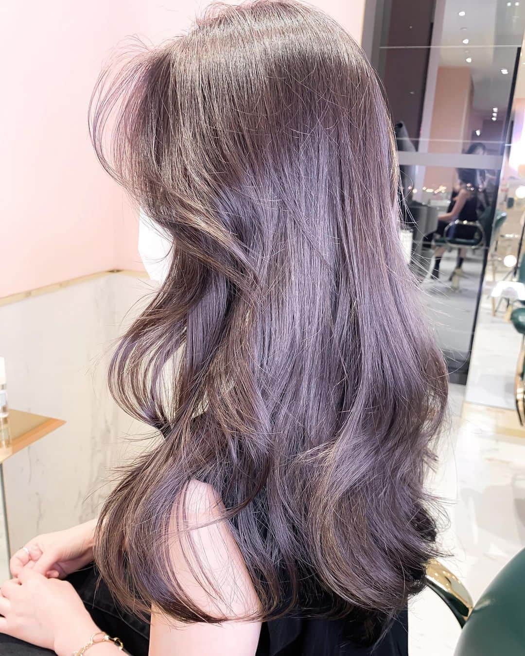 原涼香のインスタグラム：「秋の新色🤎 𝐆𝐥𝐨𝐬𝐬 𝐛𝐫𝐨𝐰𝐧 𝐠𝐫𝐚𝐲  色気のある上品なワンホンカラー🇨🇳🤍 ㅤㅤㅤㅤㅤㅤㅤㅤㅤㅤㅤㅤㅤ 1ケアブリーチでさらに透明感upします ㅤㅤㅤㅤㅤㅤㅤㅤㅤㅤㅤㅤㅤ」