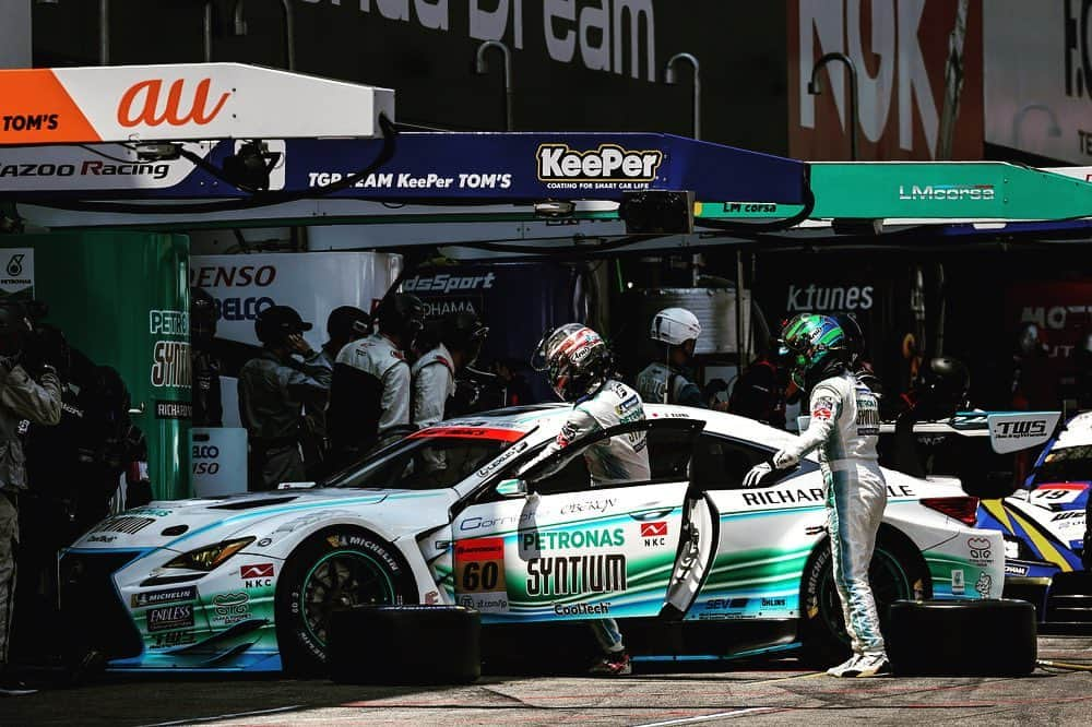 吉本大樹さんのインスタグラム写真 - (吉本大樹Instagram)「#SuperGT R3 Suzuka P21→P17 A lot of frustrations this season. Just don’t have performance at all😭 But we need to keep our chins up and focus to next up coming R4 Motegi . HYや @shunsuke.kohno の後ろでドライビングスクールにお付き合いさせてしまった皆さん失礼しました。今回も厳しかったです。厳しすぎる状況でしたがSCのタイミングと素晴らしいピットワークのおかげで大幅ポジションアップをしましたがコース上での戦闘力が無さすぎました。 腐らず次戦も頑張ります！応援ありがとうございました🙏🏻 #LMcorsa @otggroup_60  @michelinmotorsport  @m2style.jp」8月23日 22時06分 - hiroyoshimoto