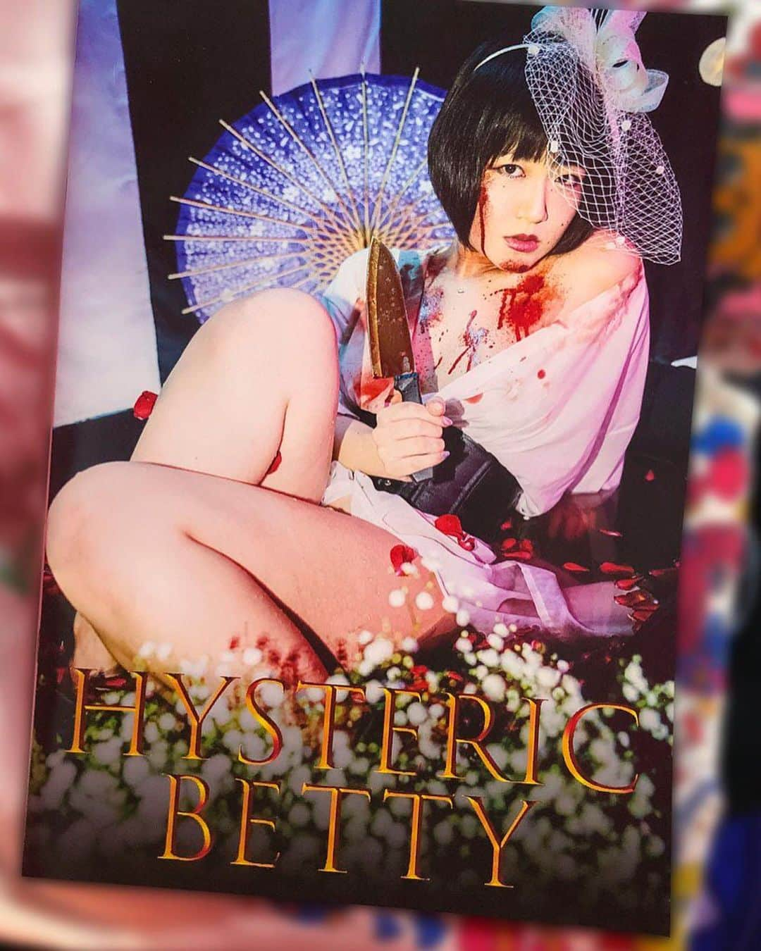 いおりのインスタグラム：「Hysteric Betty パンフレット📕 シウさんイラストのHysteric Betty Tシャツ⚡️ 通販開始しました🌟🌟  鮮やかで目も楽しいパンフレットと シウさんさんに描いて頂いたオリジナルTシャツ🔪💗🔪💗🔪💗  @iori215iori トップページリンクから🌟  映画配信最終日の9月22日まで販売🌈🌟🌟 よろしくお願いします🙌💗💗  #ゆうばり国際ファンタスティック映画祭」