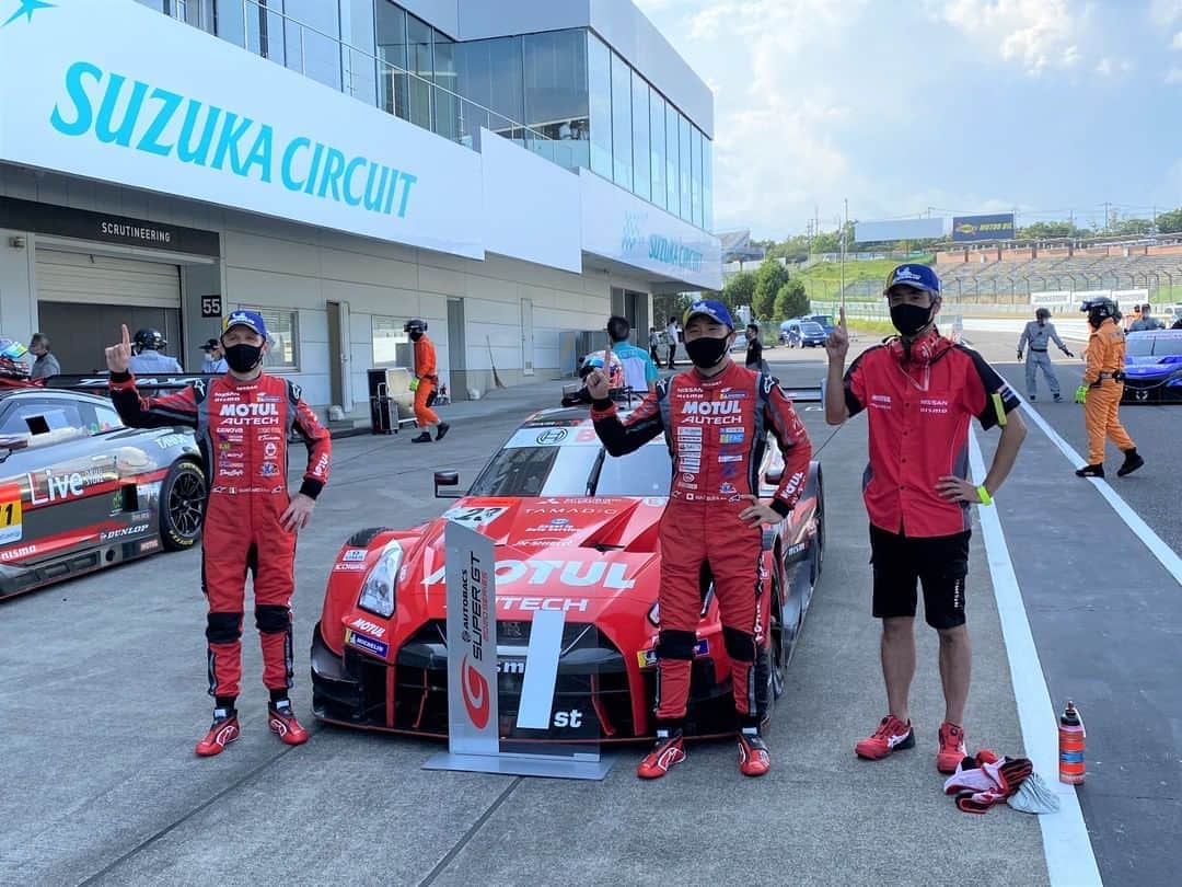 のインスタグラム：「【SUPER GT Rd.3で MOTUL AUTECH GT-Rが優勝】  8/23に鈴鹿サーキットで開催されたSUPER GT第3戦 GT500クラス決勝で松田 次生選手とロニー・クインタレッリ選手がドライブする23号車 MOTUL AUTECH GT-Rが優勝を飾りました。  写真1枚目は左からロニー・クインタレッリ選手 (@quintarelli.ronnie )、松田 次生選手(@tsugiomatsuda290 )、鈴木 豊監督 写真2枚目はピットでチームの優勝をいつも支えているメカニック!!!  今後もSUPER GTから目が離せない!!! 引続き応援をよろしくお願いします!!!  #MOTUL #MOTULJapan #MOTULAUTECH #MOTULAUTECHGTR #モチュールオーテック #23号車 #スーパーGT #SuperGT #gt500 #NISMO #teamnismo  #ニスモ #松田次生 選手 #ロニークインタレッリ 選手 #鈴木豊 監督 #モチュール #モータースポーツ好きな人と繋がりたい #レース好きな人と繋がりたい  #gtr好きな人と繋がりたい #r35gtr #powerdbymotul」