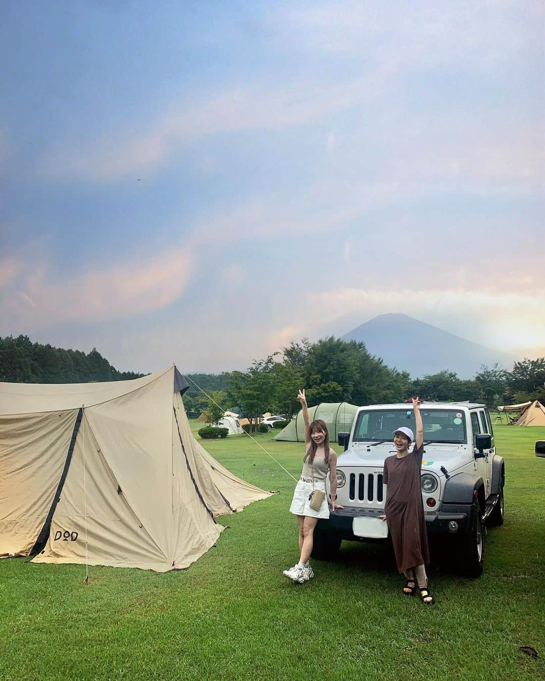 山内あいなさんのインスタグラム写真 - (山内あいなInstagram)「キャンプーーー🏕🧡🏕🧡﻿ ﻿ 読モ時代から仲良しのちーちゃん @inohanachihiro と☺️✨﻿ ﻿ 昔々、私の本を出版した時にライターをしてくれた大好きな高野さんファミリーのテントにお邪魔させて頂きました⛺️﻿ ﻿ テントの中もクオリティが高すぎて、もはや住めそう、、ぷぅも原っぱを走り回ってて楽しそうだったな☺️✨﻿ ﻿ せっかく免許も取ったし、﻿ 次は泊まりでキャンプもしたいし、﻿ いつかグランピングもしてみたい🔥﻿ 誰か詳しい人いないかな⛺️✨✨﻿ ﻿ 初めての長時間運転もすっごく楽しかった‼︎﻿ ゆえに今日はずっっと寝てました笑﻿ みんなも素敵な休日だったかな？﻿ ﻿ #Jeep﻿ #jeepwrangler ﻿ #jeepのある生活 ﻿ #jeepgirl﻿ #jeeplife﻿ #drive﻿ #outdoor ﻿ #camp﻿ よく見ると﻿ #富士山﻿」8月23日 22時00分 - ainayamauchi3131