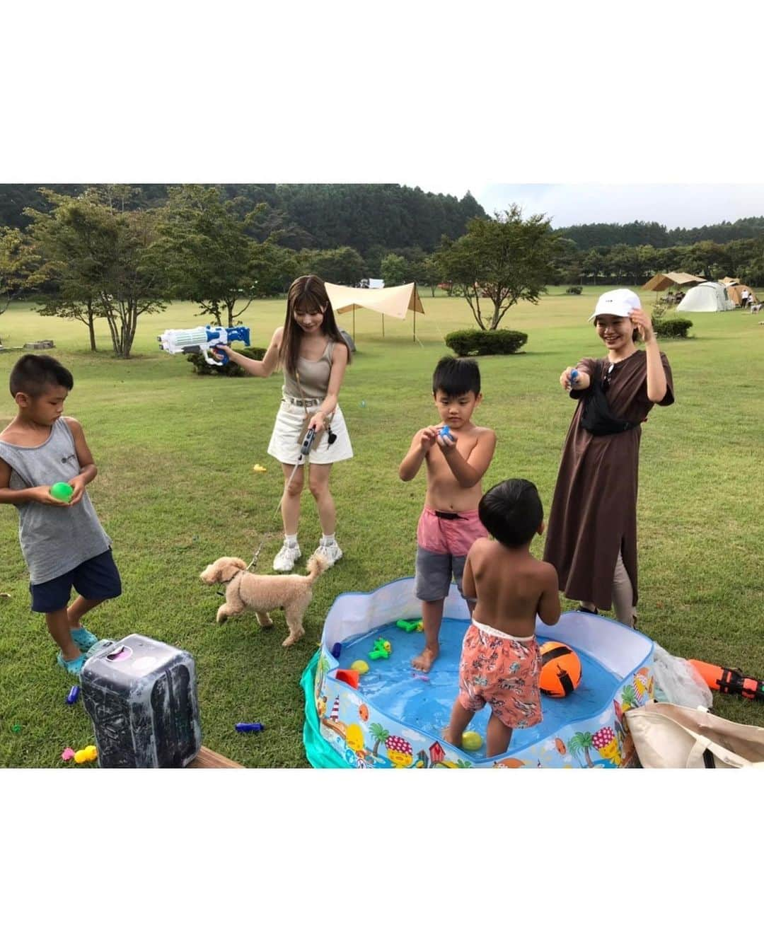 山内あいなさんのインスタグラム写真 - (山内あいなInstagram)「キャンプーーー🏕🧡🏕🧡﻿ ﻿ 読モ時代から仲良しのちーちゃん @inohanachihiro と☺️✨﻿ ﻿ 昔々、私の本を出版した時にライターをしてくれた大好きな高野さんファミリーのテントにお邪魔させて頂きました⛺️﻿ ﻿ テントの中もクオリティが高すぎて、もはや住めそう、、ぷぅも原っぱを走り回ってて楽しそうだったな☺️✨﻿ ﻿ せっかく免許も取ったし、﻿ 次は泊まりでキャンプもしたいし、﻿ いつかグランピングもしてみたい🔥﻿ 誰か詳しい人いないかな⛺️✨✨﻿ ﻿ 初めての長時間運転もすっごく楽しかった‼︎﻿ ゆえに今日はずっっと寝てました笑﻿ みんなも素敵な休日だったかな？﻿ ﻿ #Jeep﻿ #jeepwrangler ﻿ #jeepのある生活 ﻿ #jeepgirl﻿ #jeeplife﻿ #drive﻿ #outdoor ﻿ #camp﻿ よく見ると﻿ #富士山﻿」8月23日 22時00分 - ainayamauchi3131