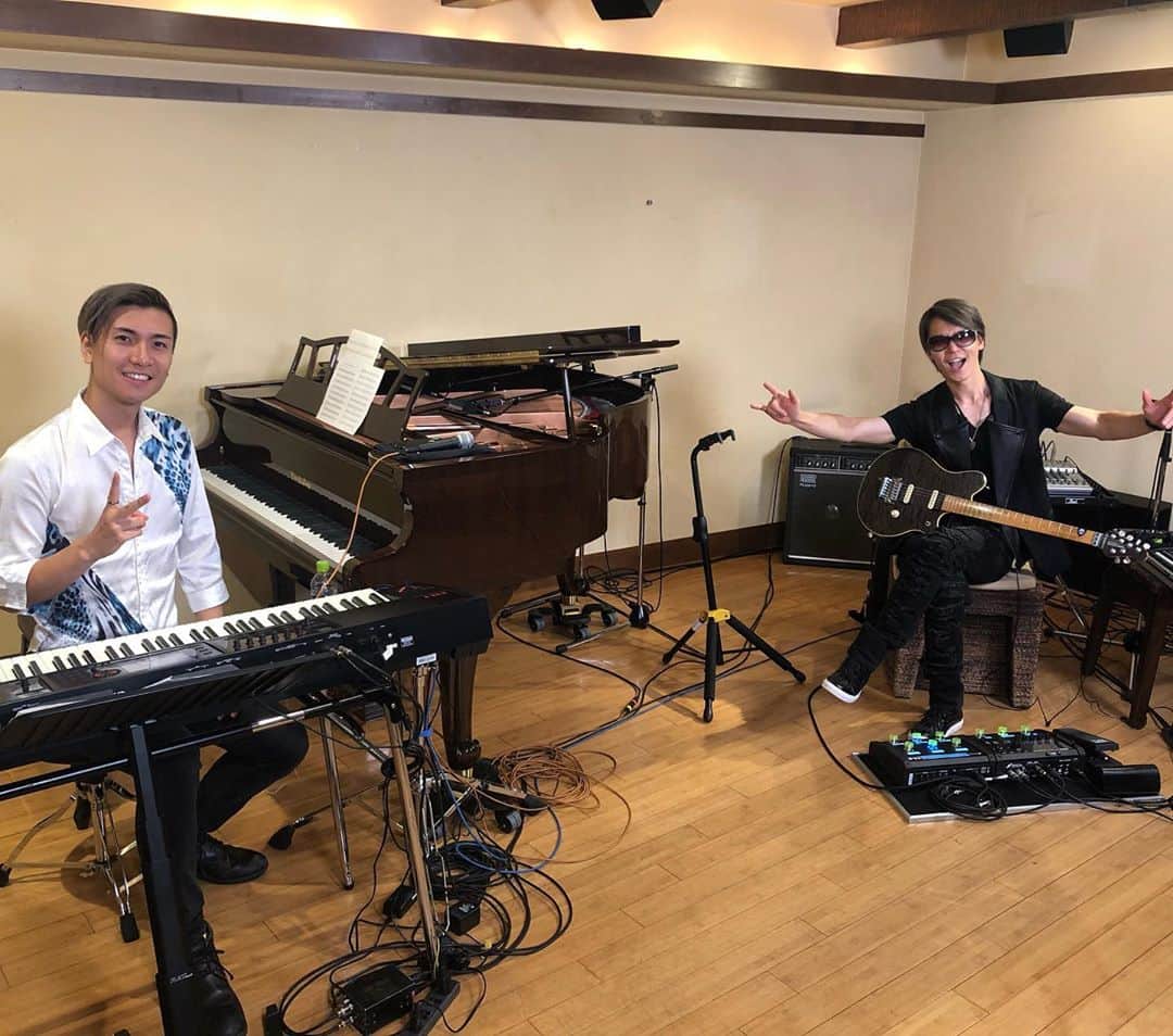 SHINPEIのインスタグラム：「SHINPEI SOLO LIVE 〜Roots〜 vol.3﻿ ﻿ ピアニストのJessy君と、とても楽しく終えられました！観てくれた皆さまありがとう。﻿ ﻿ あっと言う間に終わっちゃったなー﻿ またやりたいなー﻿ 次は何やろうかなー﻿ という気持ちがいっぱいなので、﻿ 皆さんがくれたコメントも読みながら、この後すぐJessy君と作戦会議ご飯会してきます！﻿ ﻿ ライブのアーカイブ配信は8/30（日）23:59まで観られるので、見逃してしまった方も是非↓からアクセスしてみてね！﻿ ﻿ ■申し込みURL﻿ https://eplus.jp/shinpei0823st/﻿ ﻿」