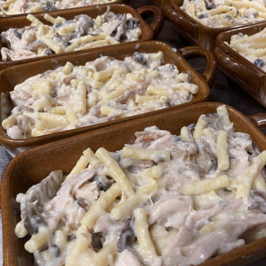 T.G.HEARTH TGハースのインスタグラム：「トリュフ香る。 　　チキンとキノコのマカロニグラタン。  明日からのランチ仕込み中♪  ﻿ ﻿ ﻿ テイクアウト限定チキンのご案内↓↓↓﻿ 当店名物ロティサリーチキン1羽まるごと¥1980🐓﻿ すぐ電話↓↓↓期間限定なのでお早めに〜💕💕💕﻿ ☎️03-6416-9445←ﾖｳﾁｪｹﾗ🤘﻿ ⭐️旨辛フェアも絶賛開催中なのでテイクアウトチキンの味変更やハーフ&ハーフも対応してます🤓﻿ ﻿ ﻿ ◆ガレット（YouTubeで動画も見れるよ‼️）﻿ https://www.instagram.com/galette.galette/﻿ ﻿ https://m.youtube.com/channel/UC4nVtquelZgXuDnXWpCQ9sg﻿ ﻿ ◆モバイルオーダーも出来るようになりました✨﻿ プロフィールからHPをアクセスしてください♪﻿ モバイルオーダー﻿ https://tgh.for.dinii.jp/﻿ ﻿ ◆Uber eats・menu・出前館によるデリバリー﻿ 11:30〜21:00﻿ ﻿ ◆LINE@登録お願いします♪﻿ https://lin.ee/g0H4jc6﻿ ﻿ ﻿ 皆さまの笑顔に会えますように！💕💕💕﻿ ﻿ #TGハース#代官山ディナー#代官山ランチ#恵比寿グルメ#恵比寿ビストロ#恵比寿ディナー#代官山グルメ #ハース #代官山テイクアウト#恵比寿ランチ#ラクレット#チーズ#ロティサリーチキン#恵比寿ご飯#menu#恵比寿ワイン#テイクアウト#渋谷ディナー#恵比寿チーズ#tghearth#渋谷グルメ#渋谷ランチ#恵比寿チーズ#恵比寿カフェ#チーズケーキ#渋谷テイクアウト#恵比寿新聞#恵比寿ビール#チーズフォンデュ#恵比寿テイクアウト」