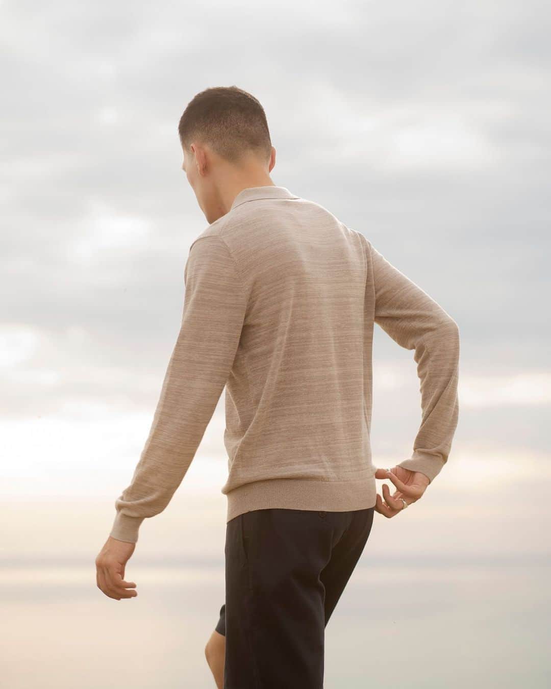 Club Monacoのインスタグラム：「Lightweight layers were made for spending breezy days by the ocean. @jordanbunker」