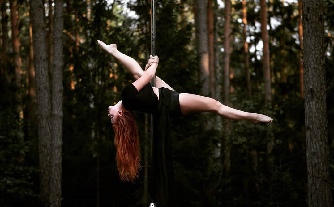 のインスタグラム：「I promise this is the last one for now 🖤 . . . . #poledance #photography #nature #pole #split #gimnastic #ginger #gingerhair #пилон #пилоныйспорт #happiness」