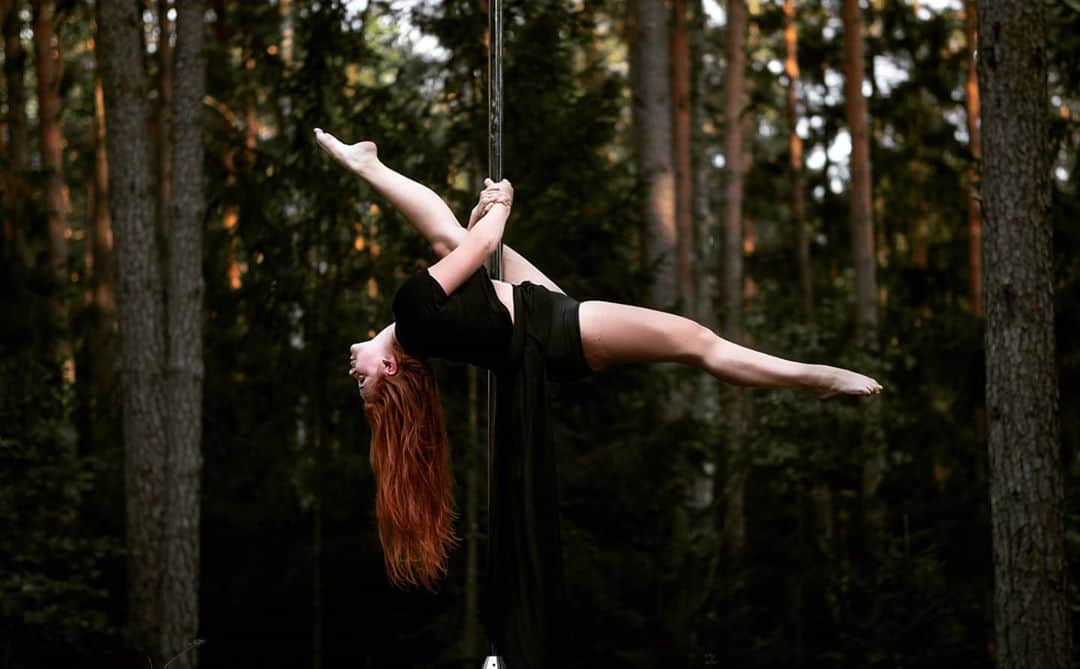 ゴーダ・ブトクテのインスタグラム：「I promise this is the last one for now 🖤 . . . . #poledance #photography #nature #pole #split #gimnastic #ginger #gingerhair #пилон #пилоныйспорт #happiness」