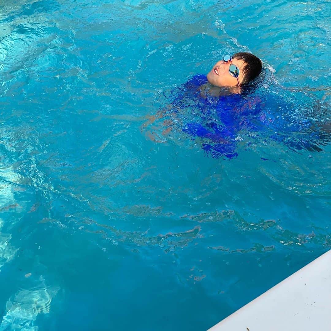 のインスタグラム：「例年に比べ今年は短めの夏休み🌺 本日で終了‼️ 明日からは2学期。2学期は、本来なら行事や遠足が多かった？と思うけど、今年はそうともいかない。出来ることを可能な限り、可能なかたちで先生たちがしてくださるようです。9月末の運動会は縮小して開催予定ですが、保護者の観覧はなし。六年生の保護者だけでも直接見れたらいいのにな〜。 明日からまた通常モード。 起きる時間は変えてないけど、すぐに動き出すことできるかな…お弁当作れるかな…と、ちょっと心配ですが、親子で少しずつ平常モードに戻していこうと思います😆  #夏休み #夏休み終了 #2学期スタート #通常モード #shiba_u」