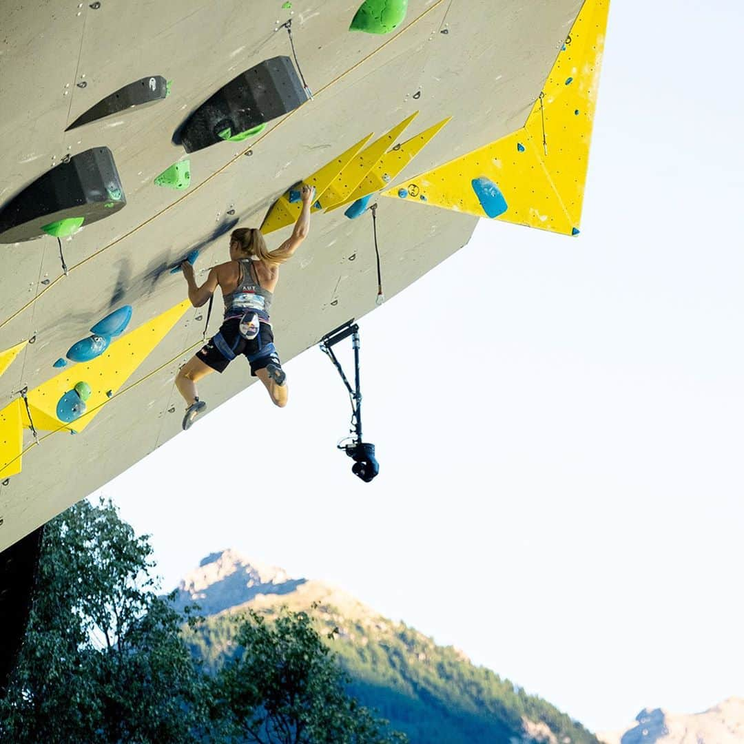 ジェシカ・ピルツのインスタグラム：「The one and only world cup of this season is history! It was a pleasure to compete at international level again. I definitely made the best out of my current shape and enjoyed climbing in front of a huge crowd in finals! Can we get more of this, please? 🥺 #ifscwc #briançon #finals #competition  Thanks for the pics @wilhelmheiko  @redbull @thenorthface @scarpaspa @sportlandnoe @sporthilfe.at @heeressportzentrum @compex.austria @austriaclimbing」