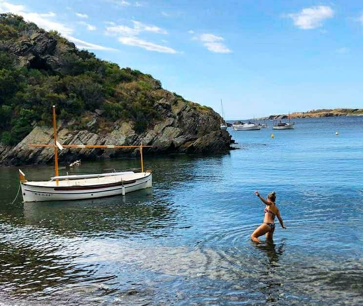 ガリア・ドボラクのインスタグラム：「Vosotros pensaréis que había perdido el equilibrio pero en realidad estaba intentando no pisar un pulpo que vivía entre las rocas 🥰🐙」