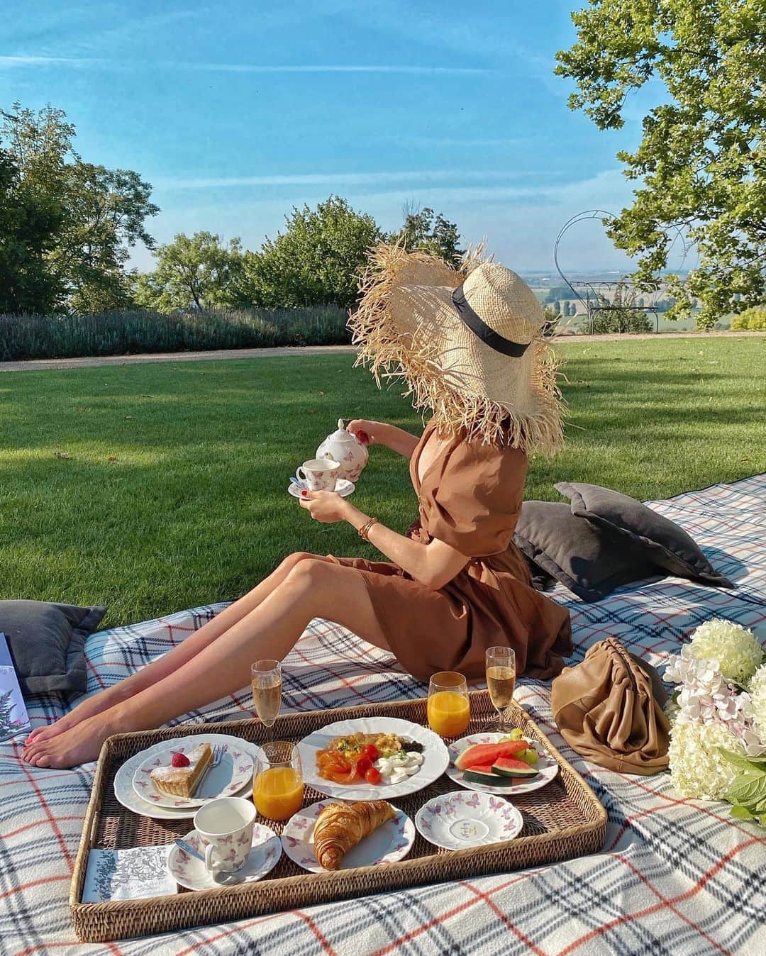 バーボラ・コディトヴァのインスタグラム：「Starting the day in the gardens of @chateaumcely, a 17th century castle turned into a hotel, makes you feel like a princess 👸🏼 Make sure to follow me on the @twisperofficial app to get to know my other favourite hotels, cafes and restaurants! #TWISPER #Ad」