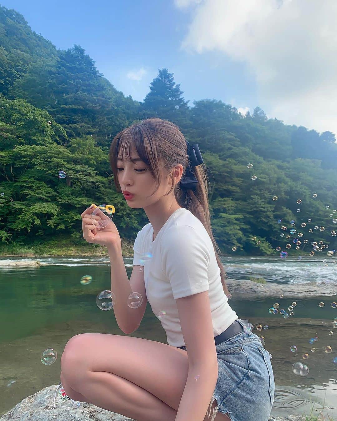 志田友美（ゆうみん）のインスタグラム：「雨予報だったけど着いたら晴れたの😍 晴れ女🥴🤍川も綺麗で自然いっぱいで良いところだった〜👍 ㅤㅤㅤㅤㅤㅤㅤㅤㅤㅤㅤㅤㅤ #ゆーみの夏休み  #栃木 #鬼怒川  #bbq #summer #japanesegirl」