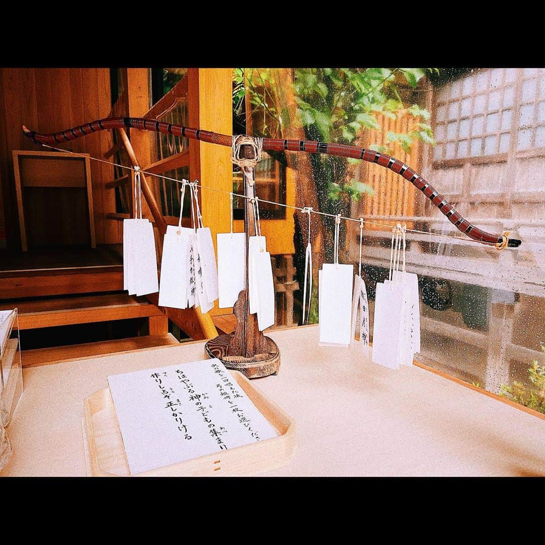 平祐奈さんのインスタグラム写真 - (平祐奈Instagram)「ときわ台 天祖神社⛩  森の番所のお隣に鎮座する神社さん。  外からみた感じはかわいらしい佇まいで鳥居を潜ると神聖な空気が流れていて氏子の皆様に愛されているなとすぐに解るくらい清らかな気持ちになりました。  中世の頃に行われていた歌占をこの時代にも体感出来るなんて…✨ 今の自分に大切な神様を教えてくださるんだとか、、！  私は芸能の神である天宇受売命でした！嬉しい。。。  歌占をなさっているのはときわ台 天祖神社さんだけみたいなので、神社好きの方にはぜひ1度訪れて頂きたいです…！  歌占をしてから今まで参拝した神社を振り返ってみると納得する部分も多々ありました。  御朱印には文人 大田南畝が描かれています。 御神木は柊でした🌿  雨は心も清めてくれている気がします🕊 #ときわ台天祖神社 #祐奈の神社日記  #御朱印」8月23日 22時19分 - yunataira_official