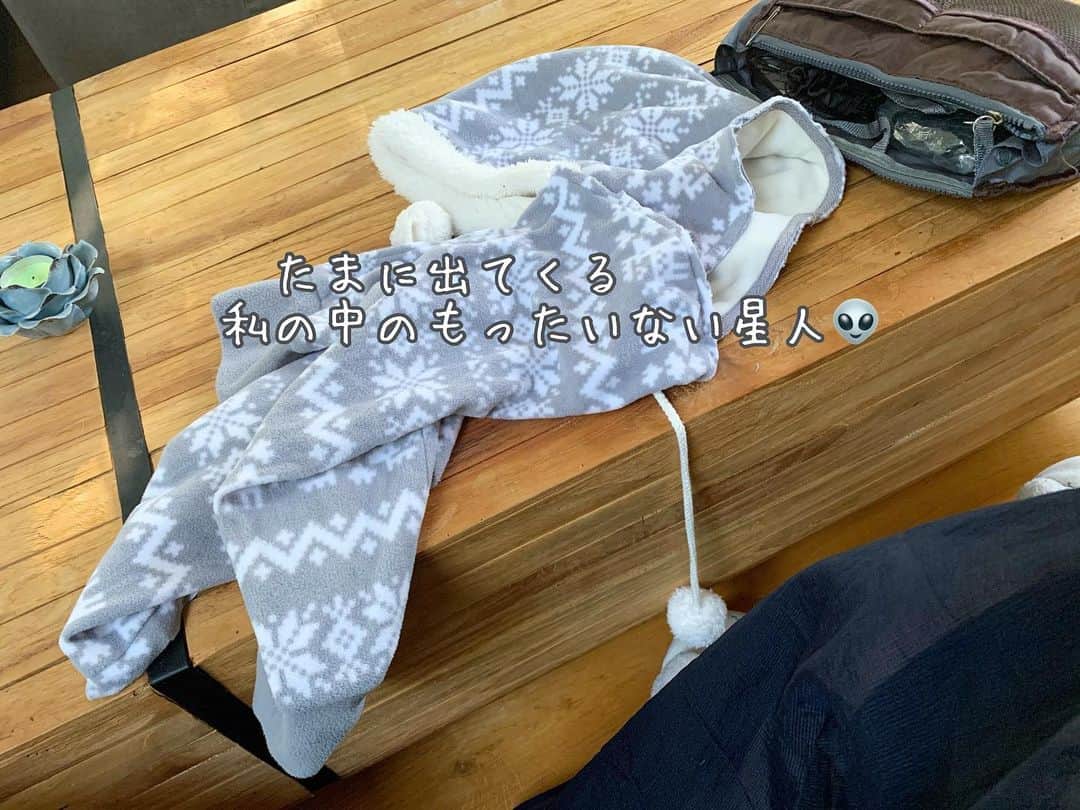 原口るりこのインスタグラム：「. . 引っ越しの段ボールもだいぶ片付き ひと息入れた昨日、 . . 捨てる用にまとめていた 古いパジャマが目に入りました🌿 . そして現れた勿体ない星人👽 . たまに来ませんか？ アイディアという星から 勿体ない星人が現れて 面倒くさいことをやらせるんです😂 （面倒くさいけど楽しんでるw） . 厄介なのは、 完成する前に星に帰ってしまうとき⭐️w #今回は大丈夫でした！ . . まず完成したのは ★えなちゃんのおパンツ🩲 昨年、えなちゃんはらぴす達を出産してから ときどきお漏らししてしまうようになりました。 でもソファが大好き🛋 なので、 おうちの中でだけおパンツを履かせています。 ちょっと冬用の ふわふわおパンツが出来ました😆 . . 少し余ったので ★らぴすのバンダナも作りました。 . . 更に端っこを使い ★自分にもしゅしゅを🌼 . . わーい皆おそろいだぁ🥰と テンション上がったのは私だけでしたがw . . . このプチハッピーは これを見るたびに訪れるので 長くみたらスーパーハッピーです😆⭐️ . #段ボールと闘い続けて違うことしたかったからちょうど良い#リフレッシュ #あんどプチハッピー」